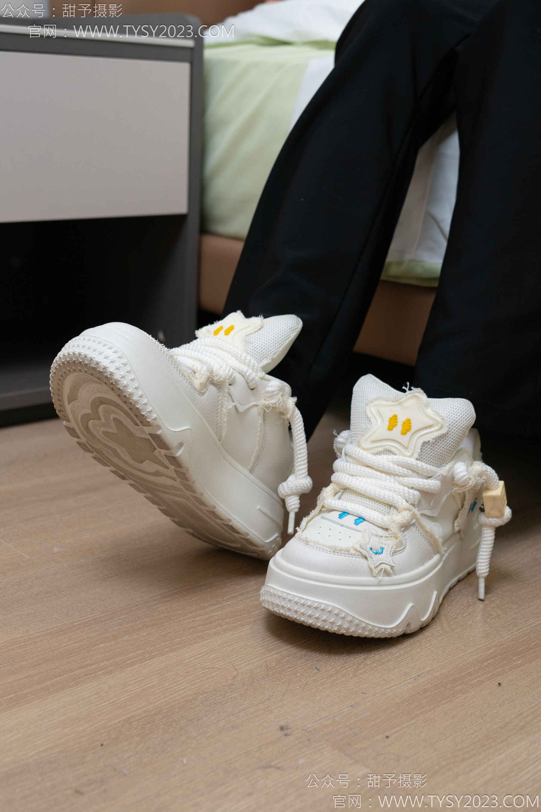 甜予摄影 No.135 思思 - 板鞋、白棉袜、裸足/(135P)