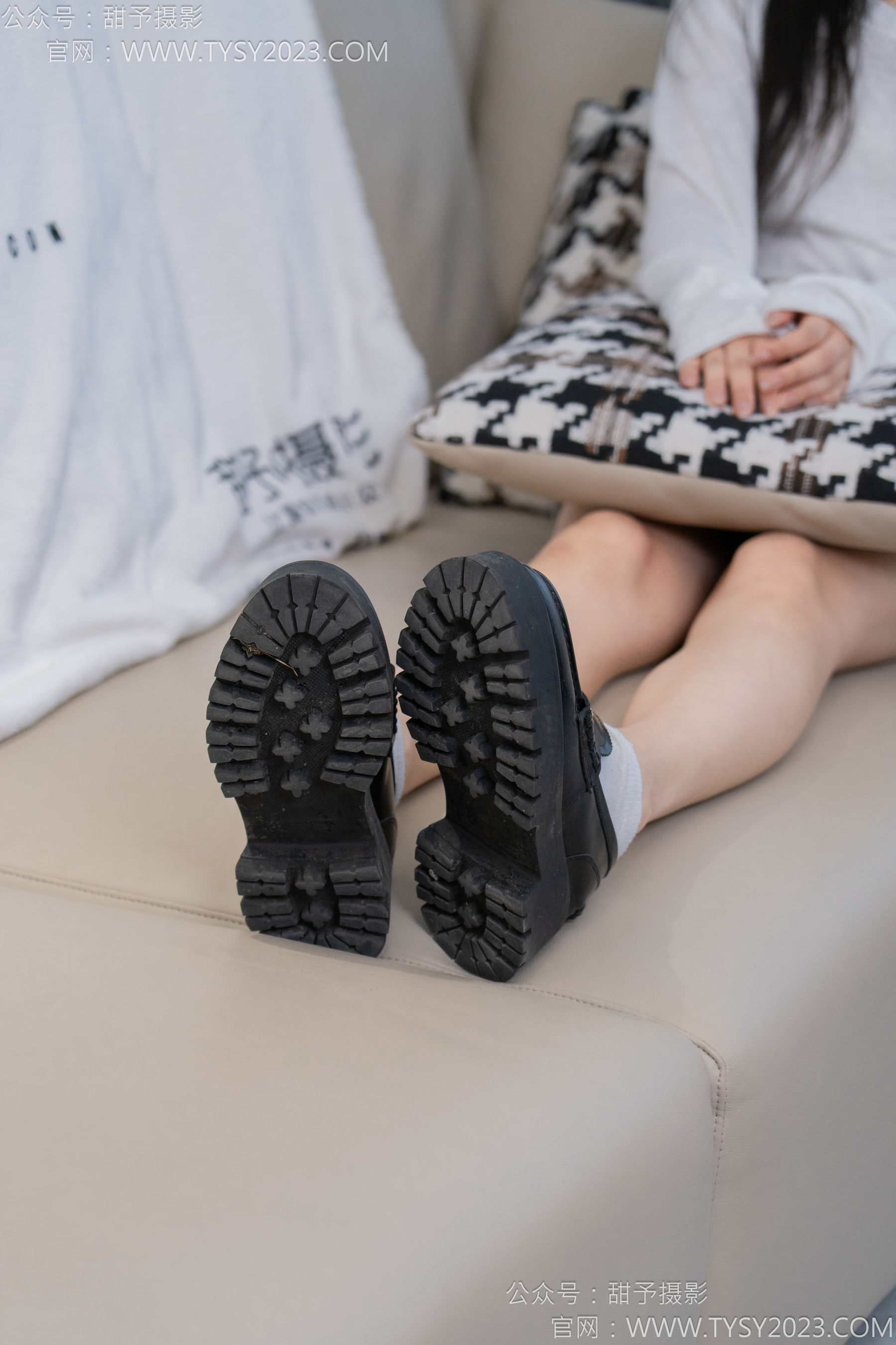 甜予摄影 No.130 澜澜 - 皮鞋、白棉袜、裸足、掉袜子剧情/(130P)