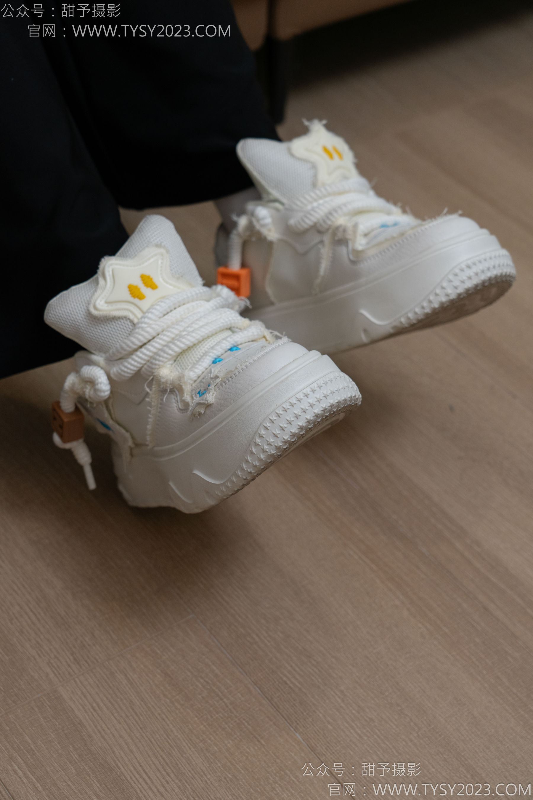 甜予摄影 No.135 思思 - 板鞋、白棉袜、裸足/(135P)