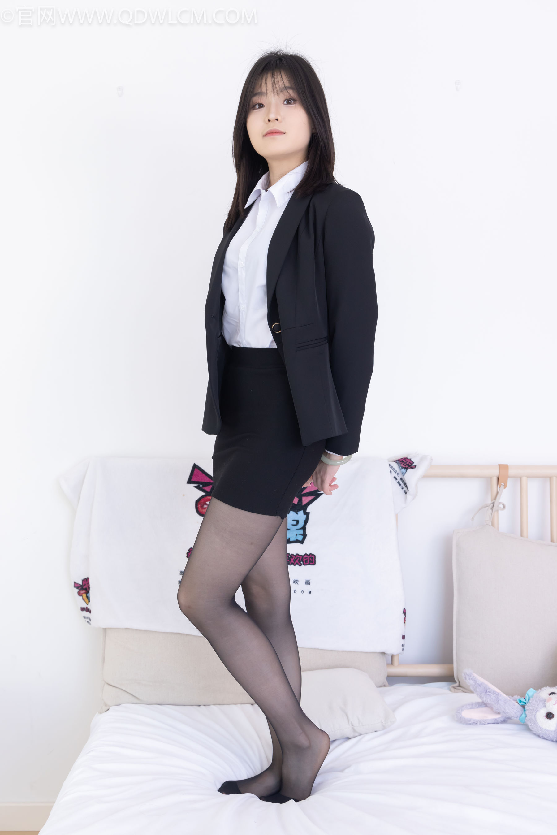 物恋传媒 No.2306 青柠 - 高跟长靴、薄黑丝、ol制服/(260P)