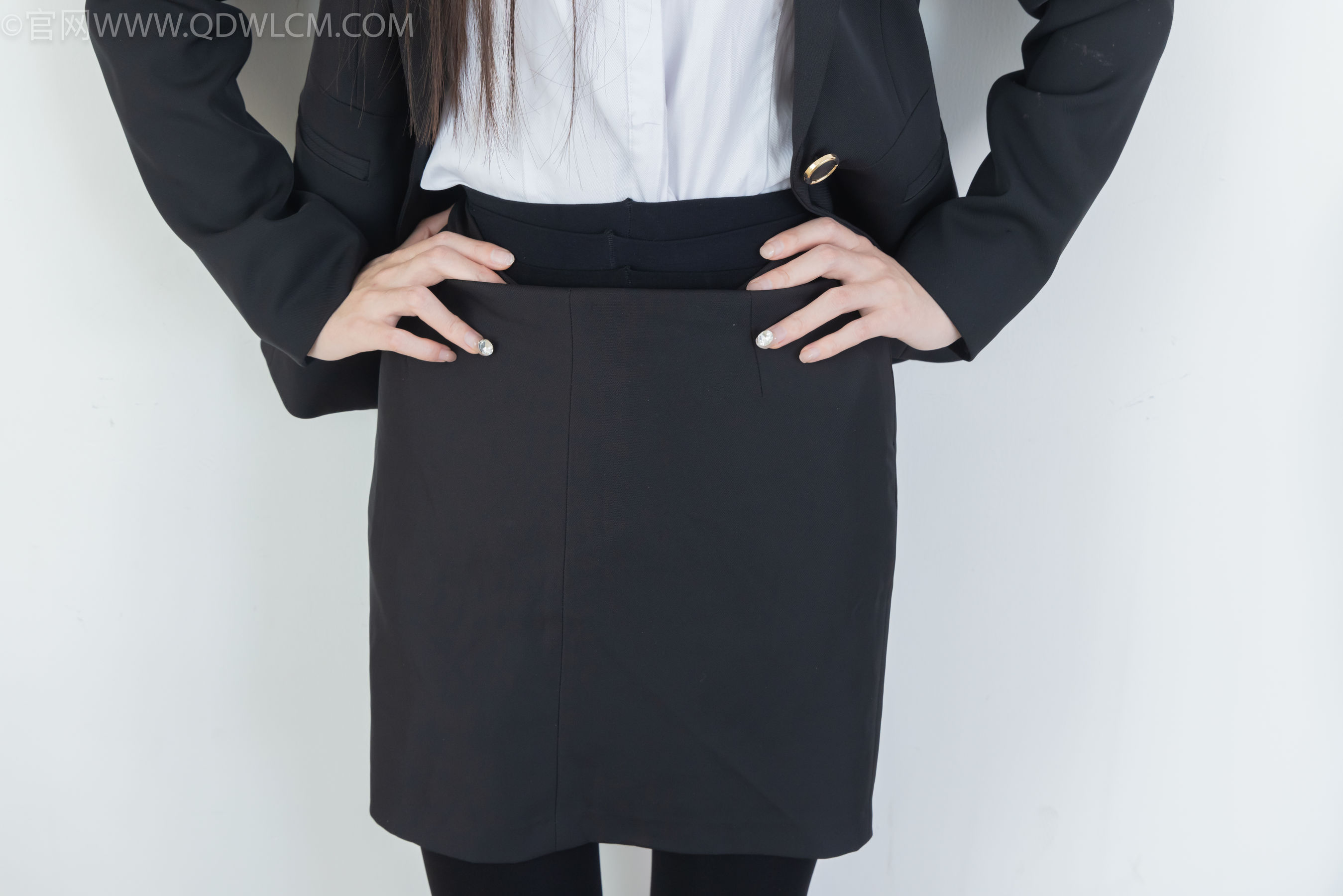 物恋传媒 No.2318 菜菜 - OL制服、高跟鞋、三双厚黑丝叠穿、袜腰展示/(177P)