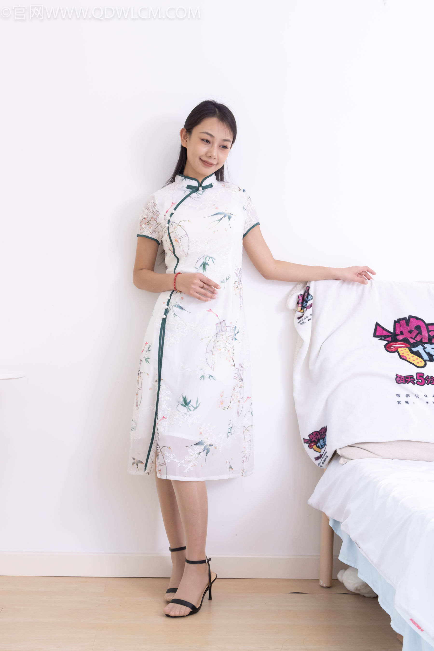 物恋传媒 No.2321 岚岚 - 高跟凉鞋、薄肉丝、抹婴儿油以及踩香蕉剧情/(160P)