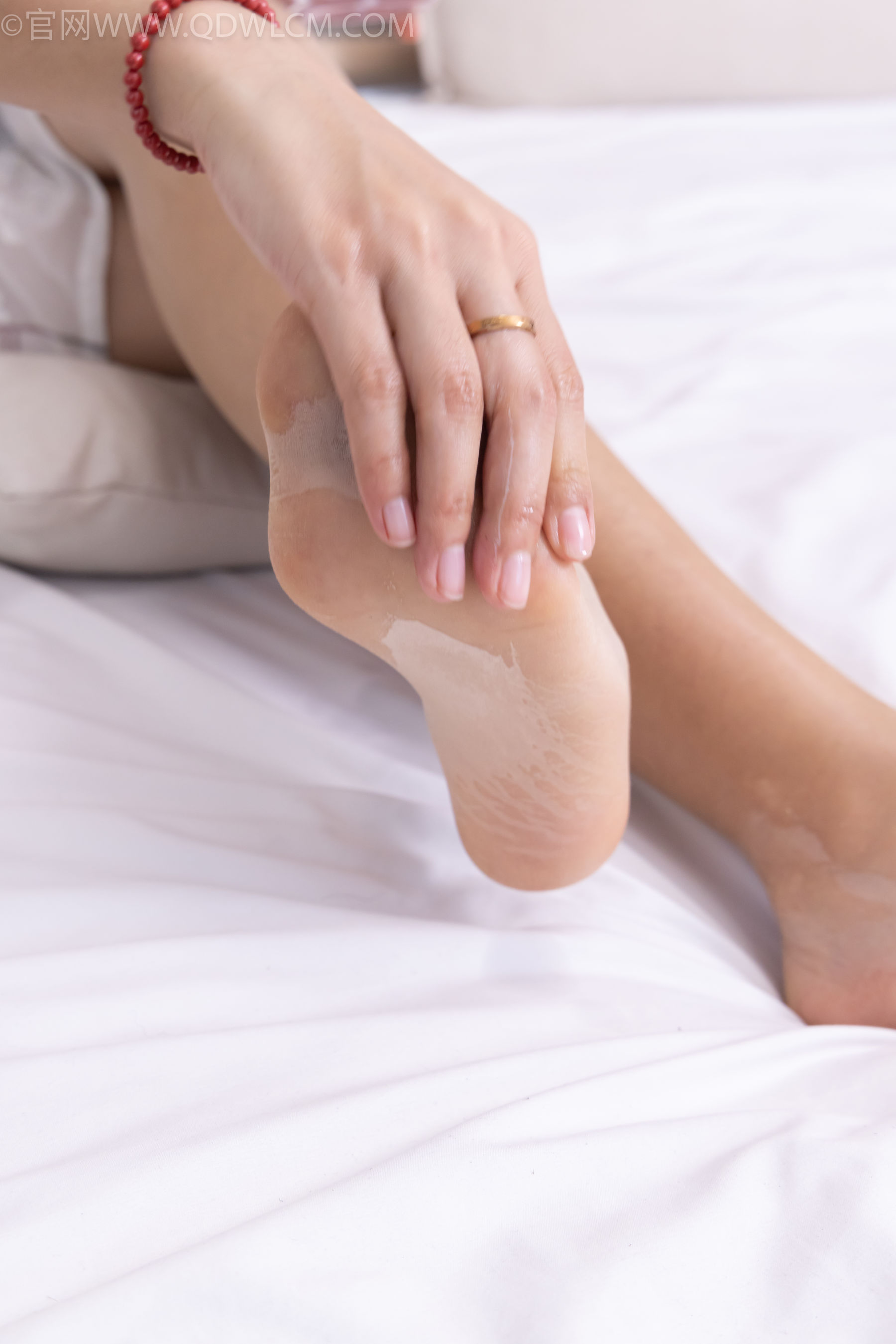 物恋传媒 No.2321 岚岚 - 高跟凉鞋、薄肉丝、抹婴儿油以及踩香蕉剧情/(160P)