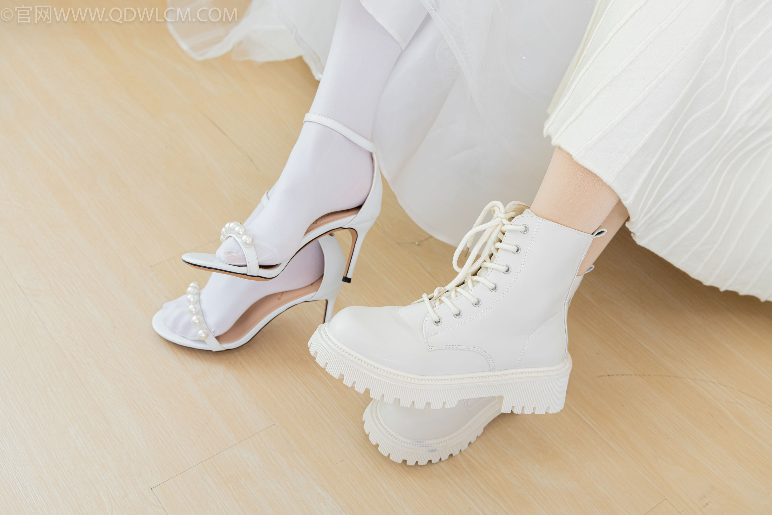 物恋传媒 No.2308 茯苓&欢欢 - 高跟鞋、马丁靴、厚白丝、厚肉丝、瑜伽动作、婚纱/(154P)