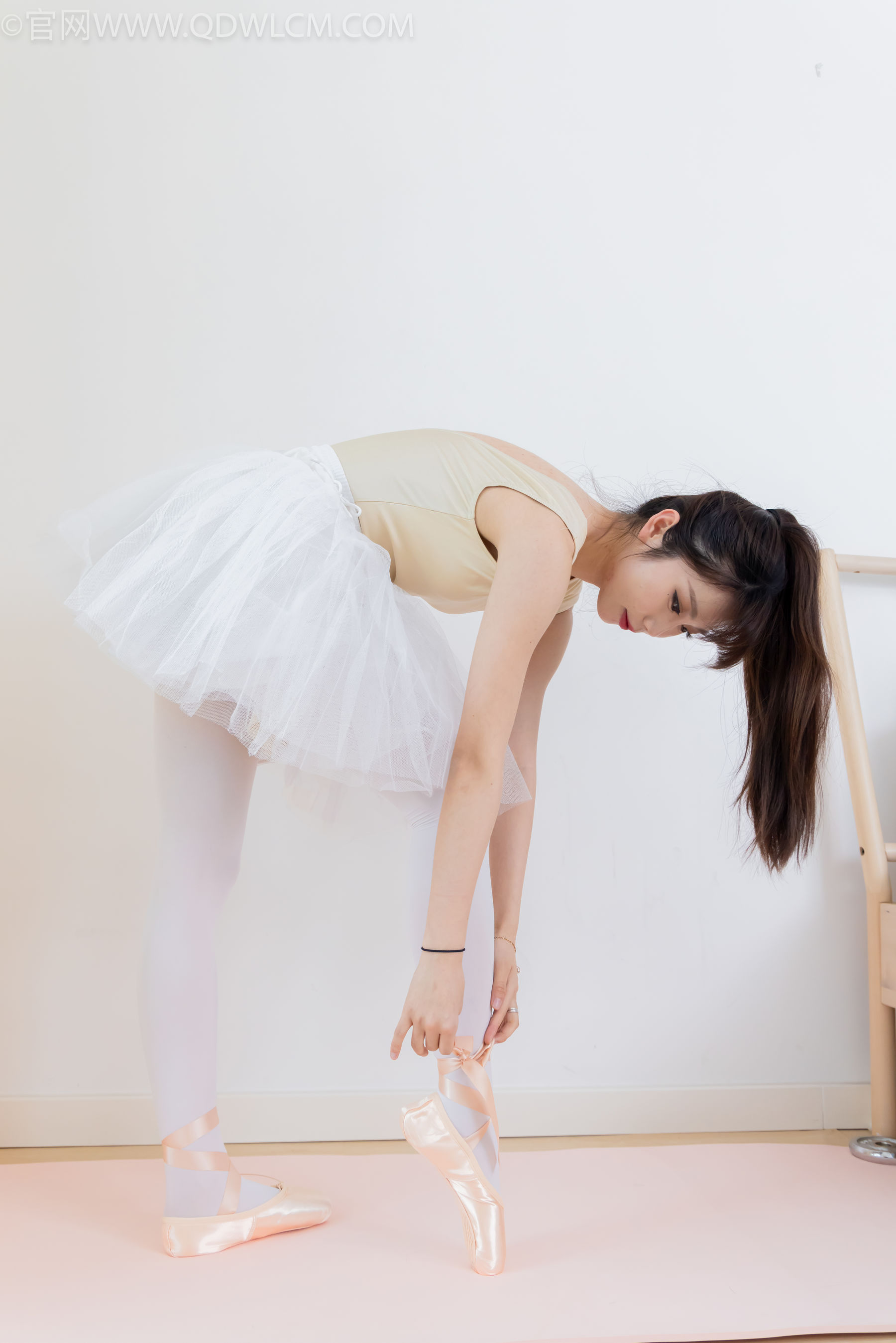 物恋传媒 No.2307 泡泡 - 芭蕾鞋、厚白丝、芭蕾动作、皮筋绑脚剧情/(166P)