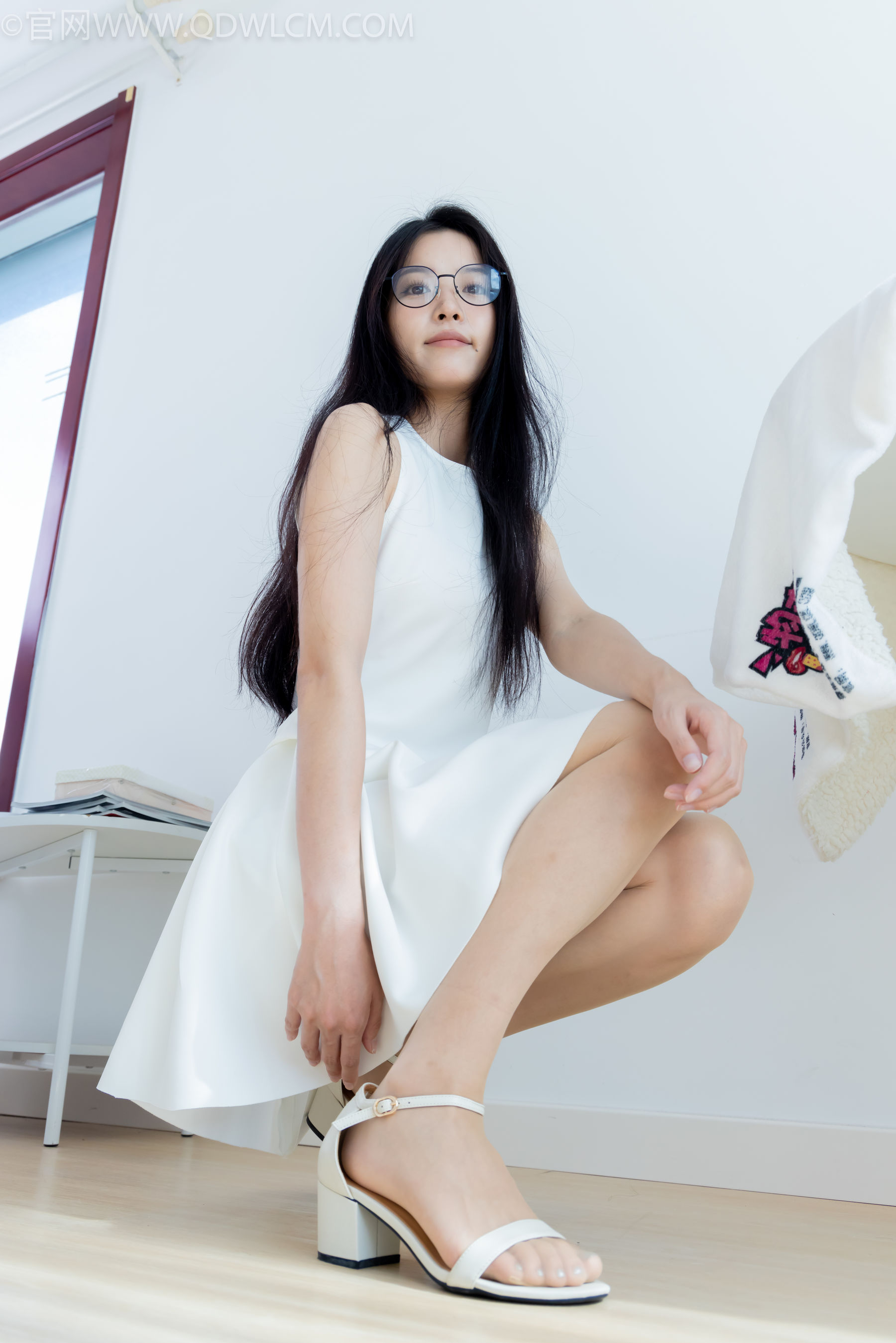 物恋传媒 No.2320 茯苓 - 凉鞋、薄肉丝、裸足、皮筋绑脚以及挠脚心剧情/(159P)