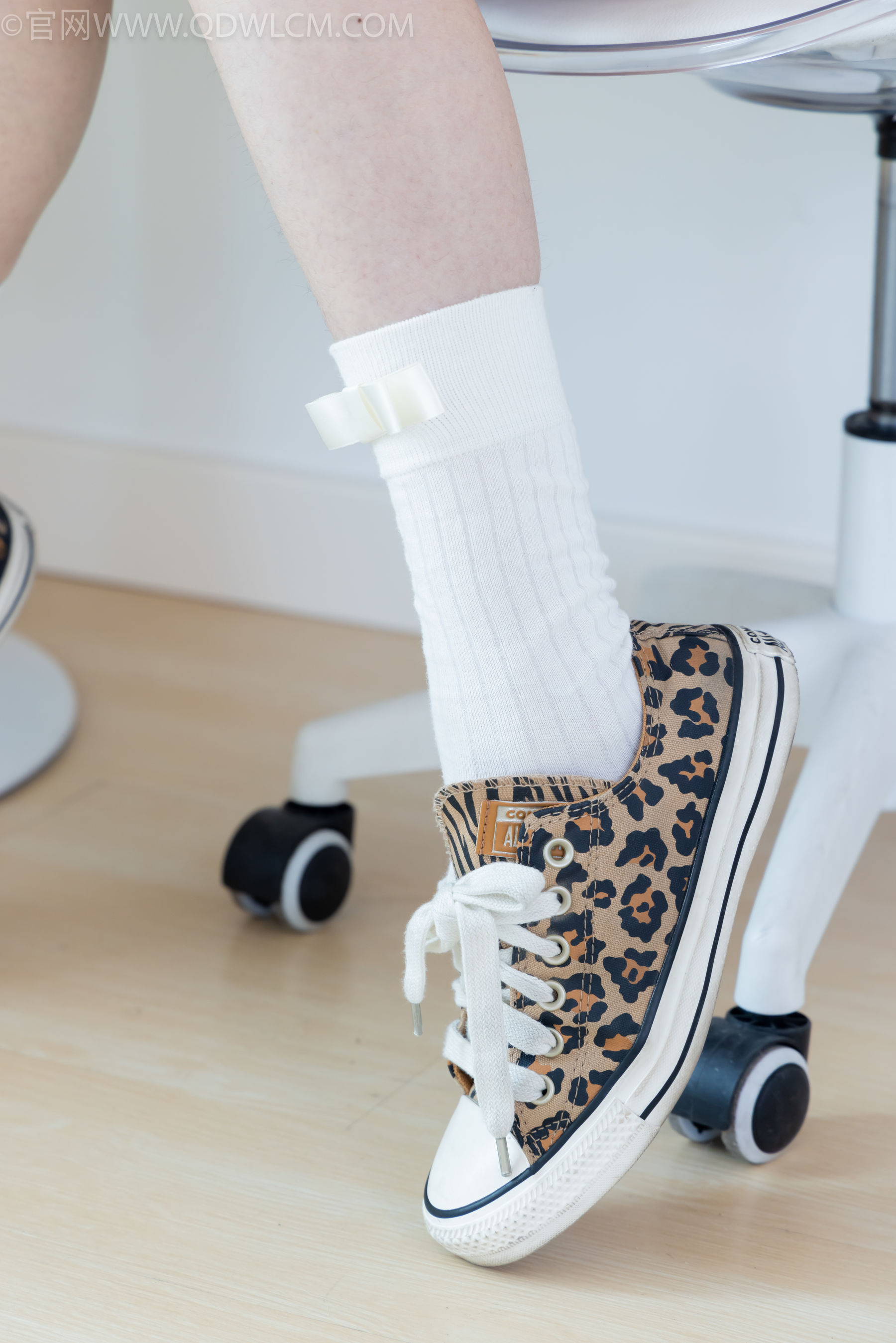 物恋传媒 No.2319 小左 - 帆布鞋、白棉袜、裸足/(155P)