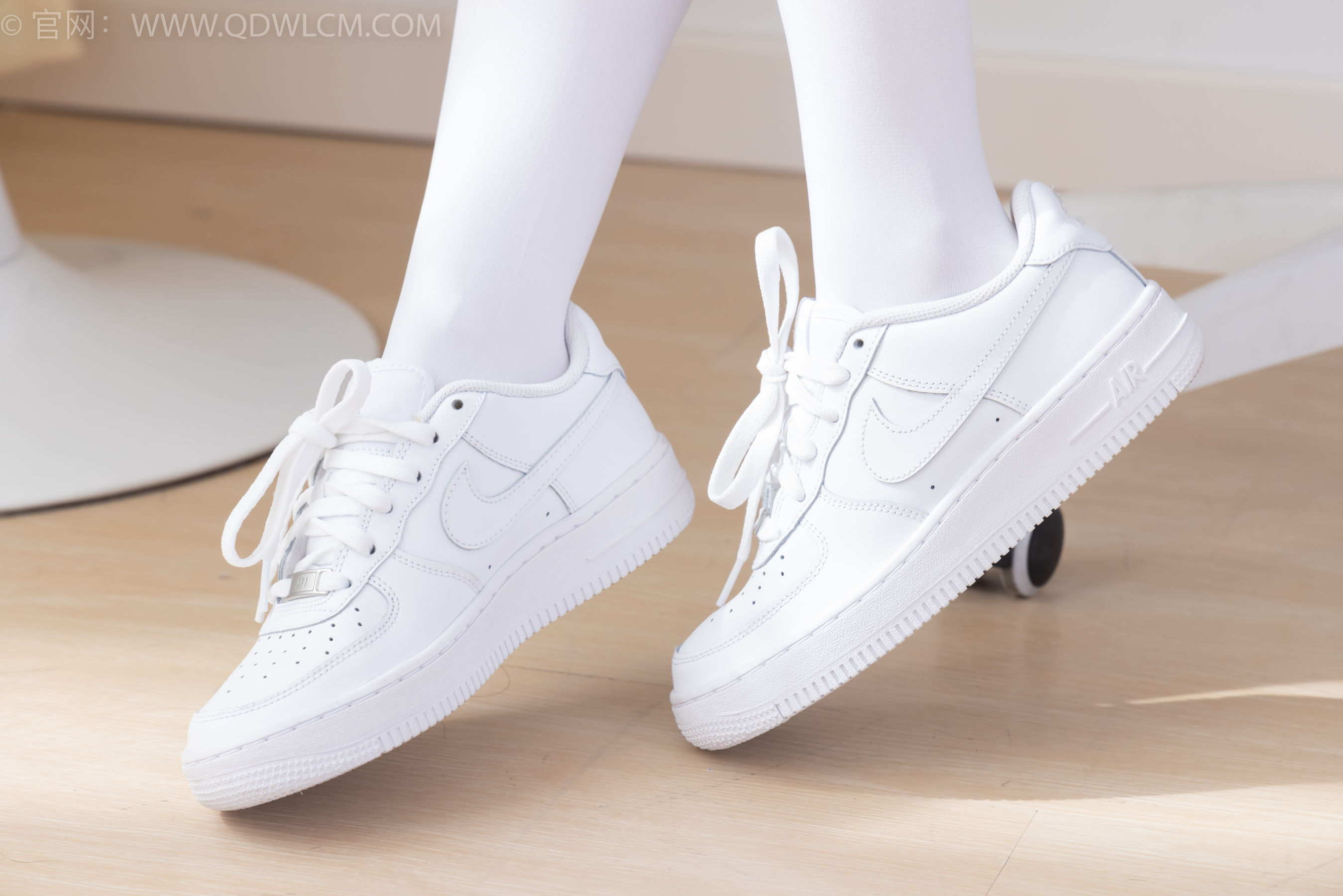 物恋传媒 No.2317 闪闪 - 板鞋、厚白丝、jk制服/(160P)