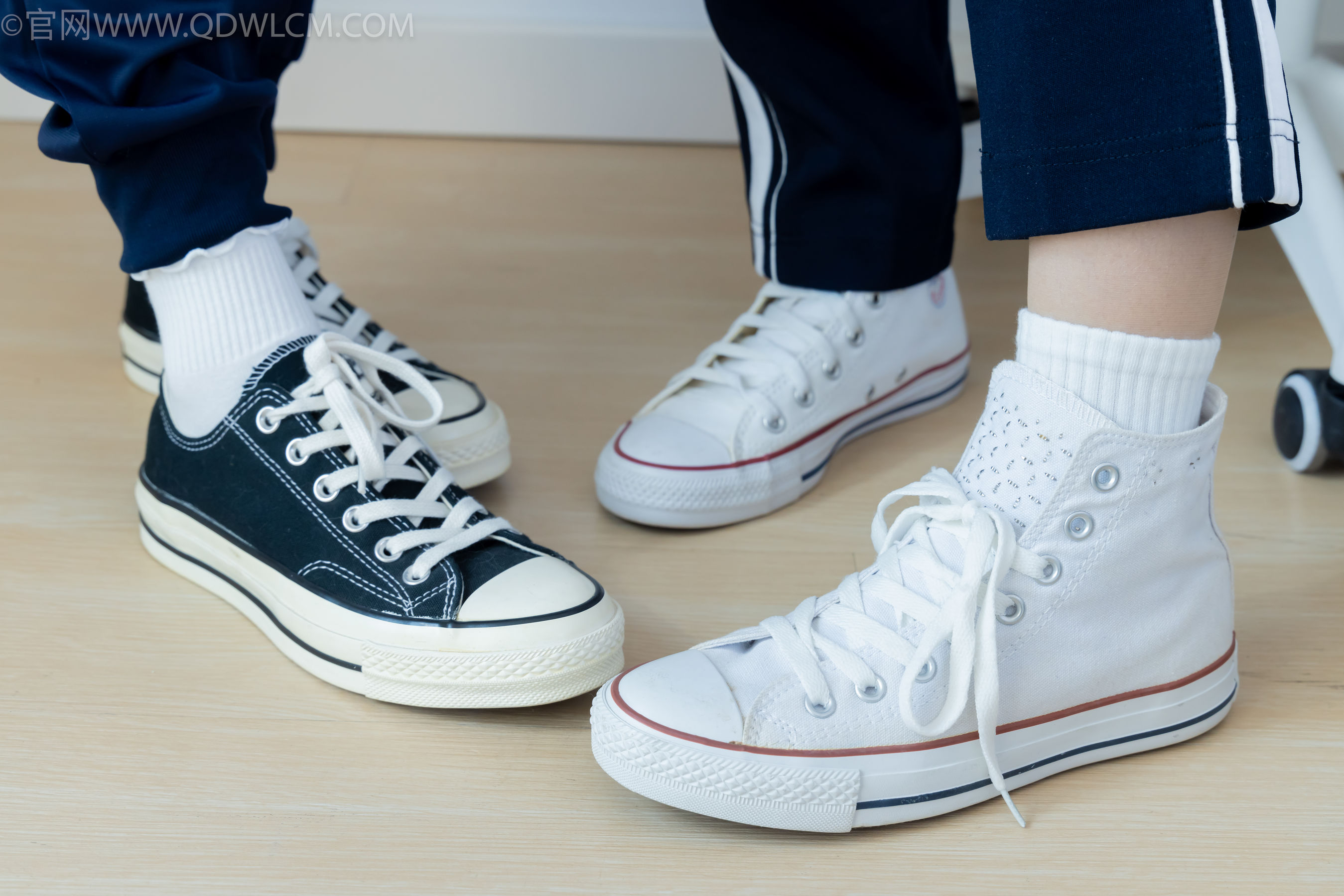 物恋传媒 No.2322 闪闪&青柠 - 帆布鞋、白棉袜、青柠薄肉丝、闪闪薄白丝/(168P)