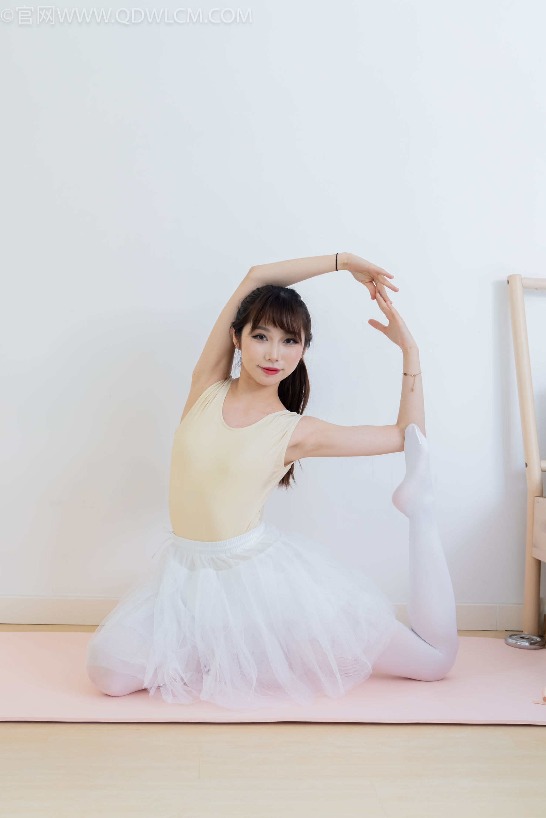 物恋传媒 No.2307 泡泡 - 芭蕾鞋、厚白丝、芭蕾动作、皮筋绑脚剧情/(166P)