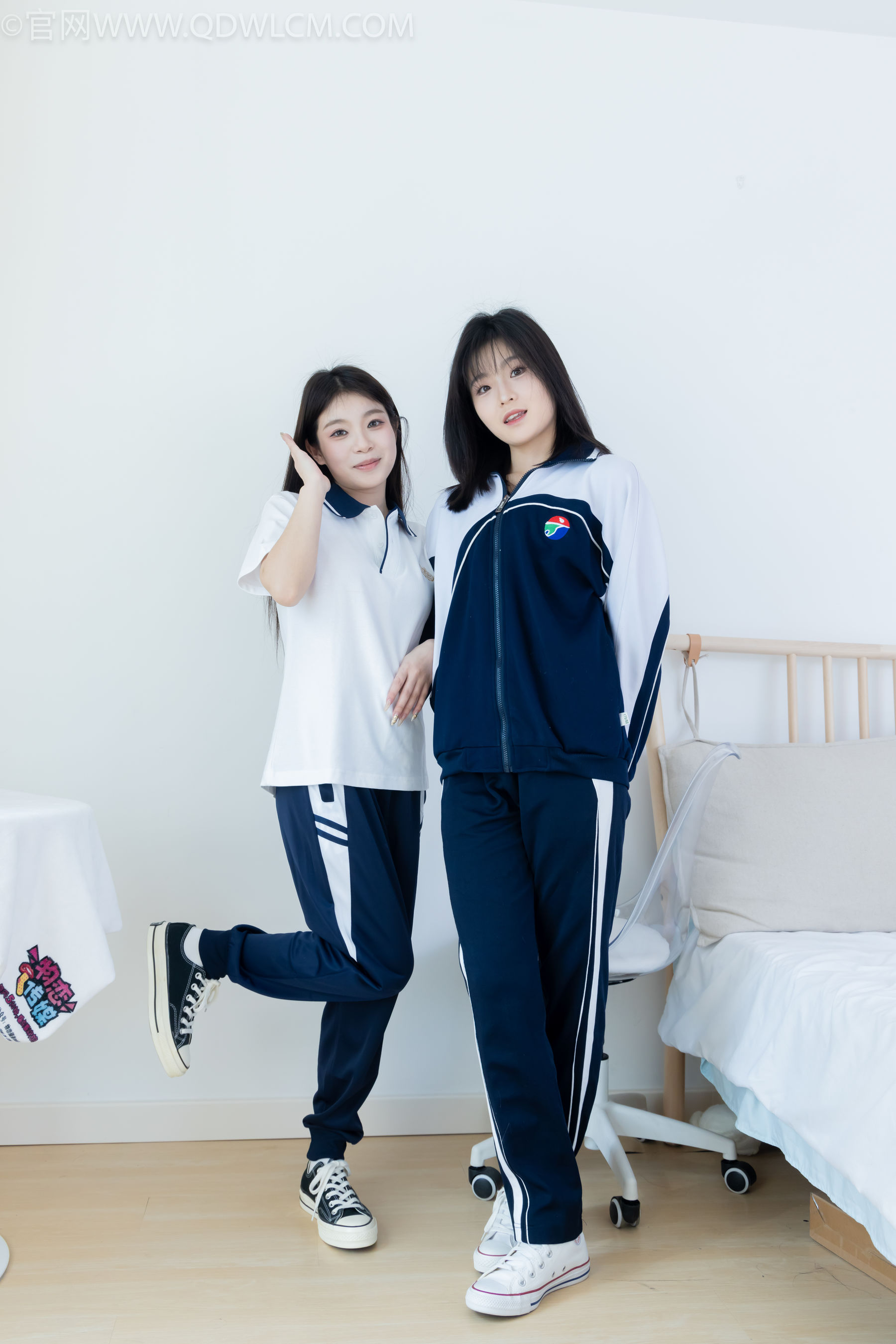 物恋传媒 No.2322 闪闪&青柠 - 帆布鞋、白棉袜、青柠薄肉丝、闪闪薄白丝/(168P)