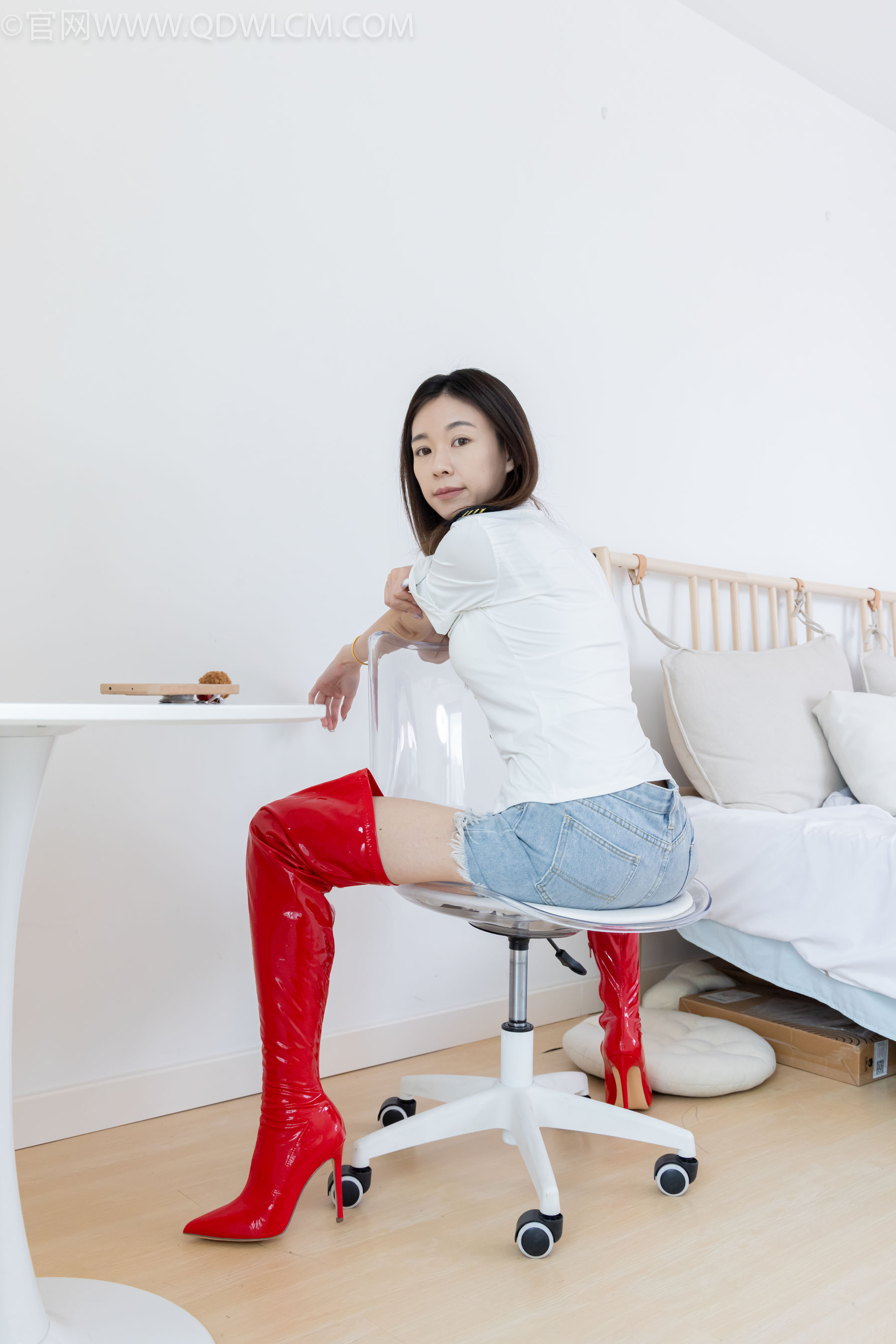 物恋传媒 No.2309 婷婷 - 高跟长靴、白棉袜、裸足/(173P)