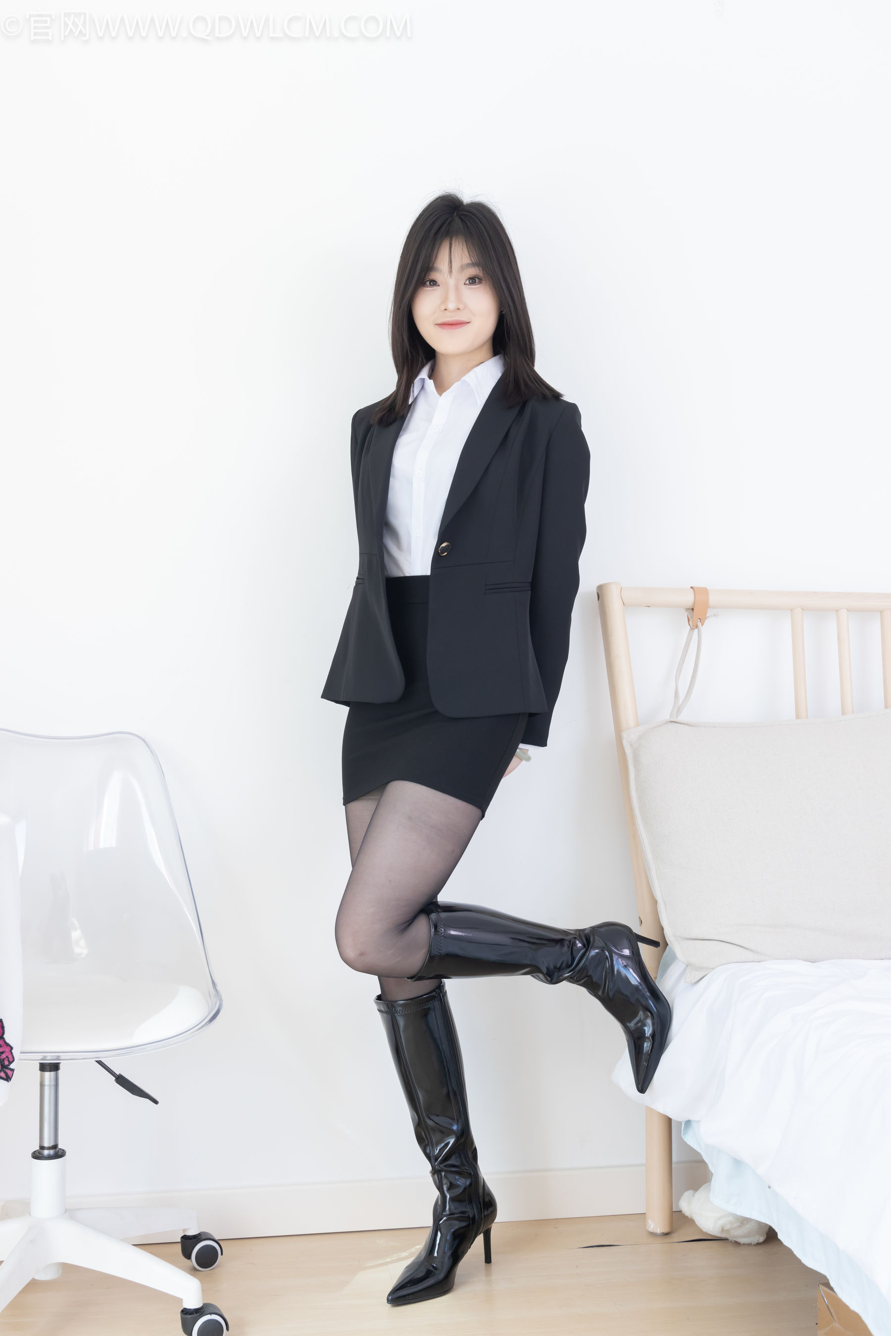 物恋传媒 No.2306 青柠 - 高跟长靴、薄黑丝、ol制服/(260P)