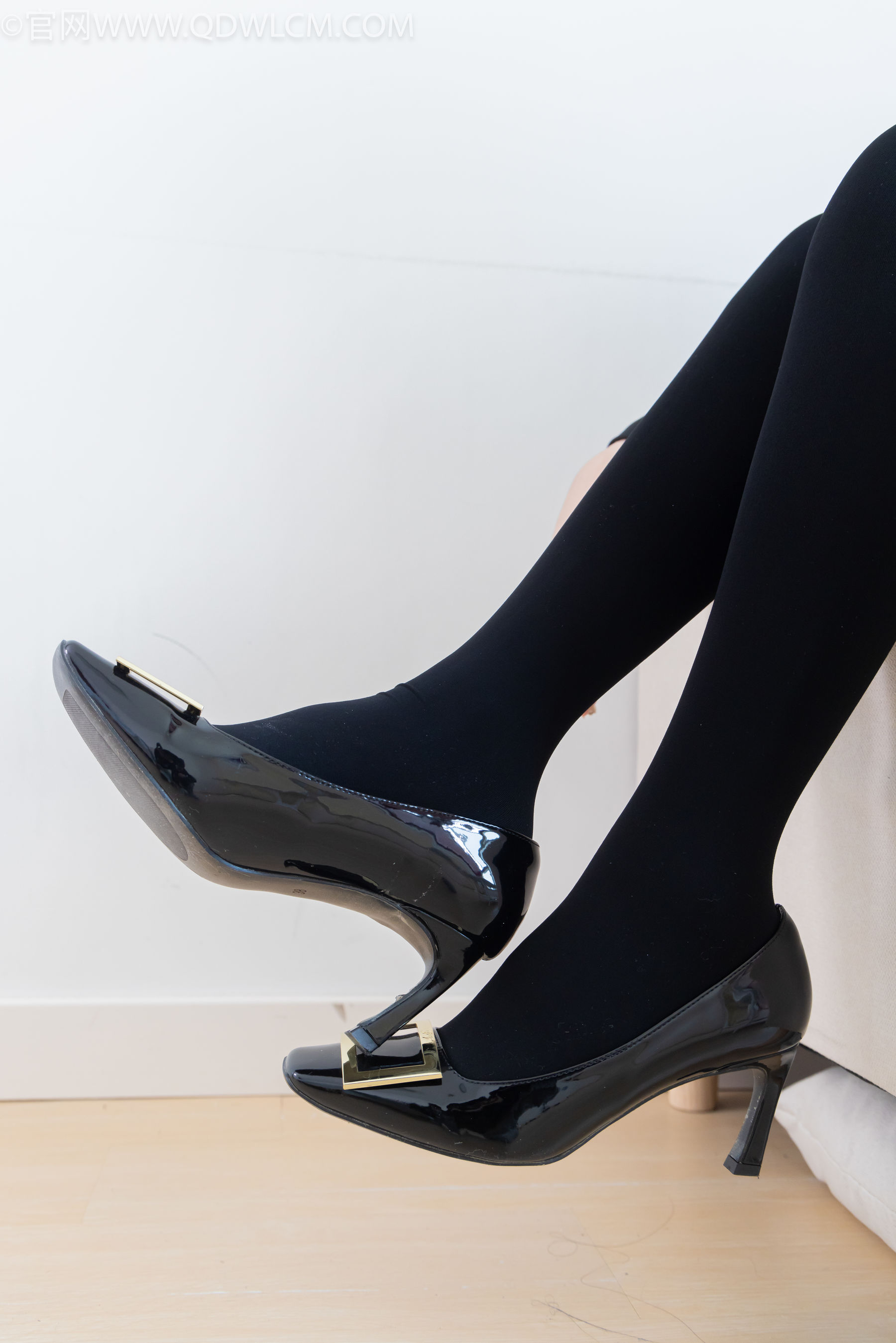 物恋传媒 No.2318 菜菜 - OL制服、高跟鞋、三双厚黑丝叠穿、袜腰展示/(177P)