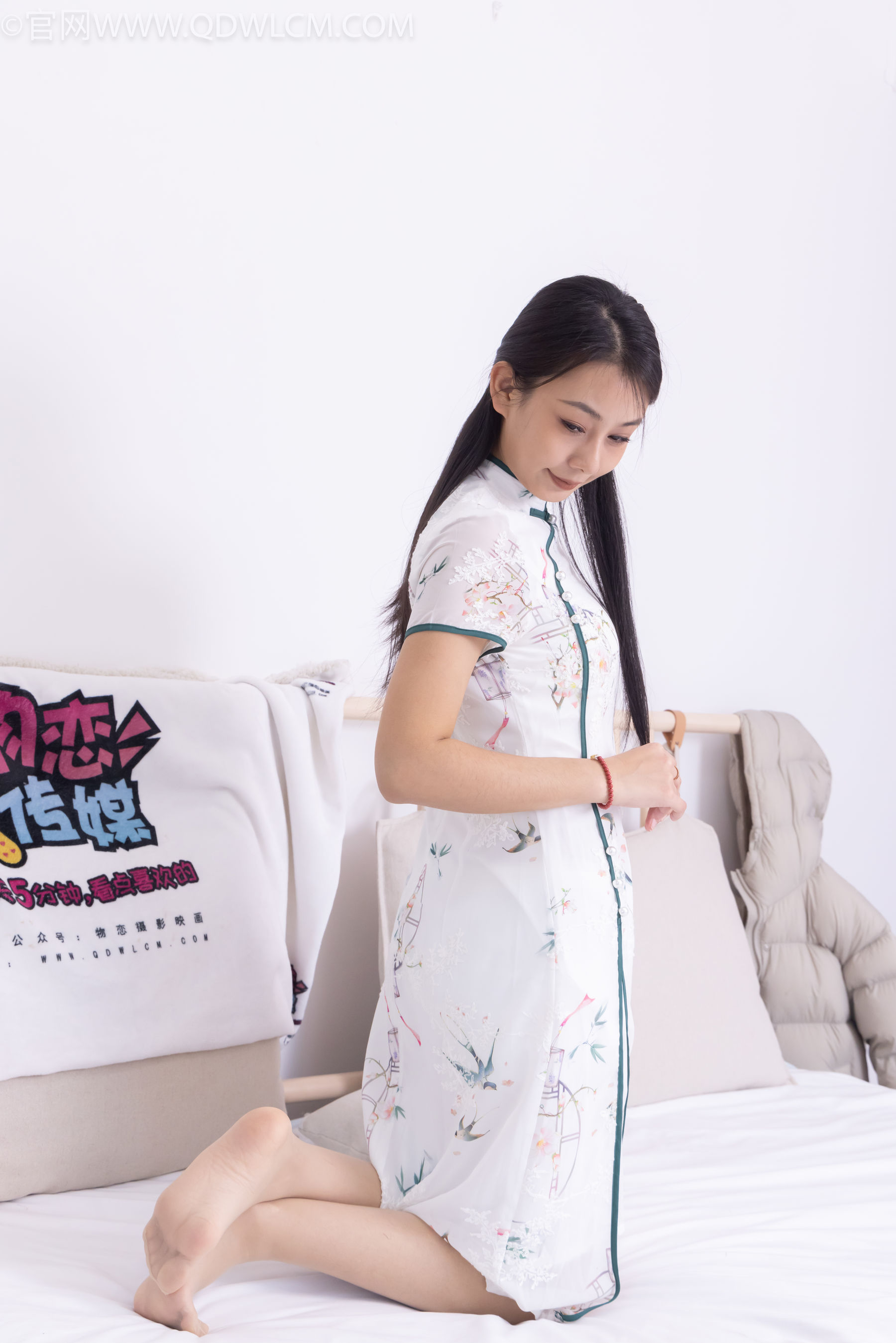 物恋传媒 No.2321 岚岚 - 高跟凉鞋、薄肉丝、抹婴儿油以及踩香蕉剧情/(160P)