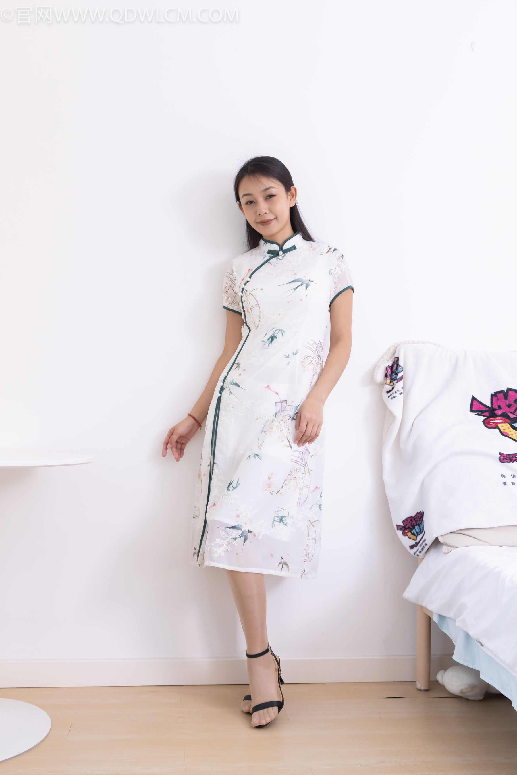 物恋传媒 No.2321 岚岚 - 高跟凉鞋、薄肉丝、抹婴儿油以及踩香蕉剧情/(160P)