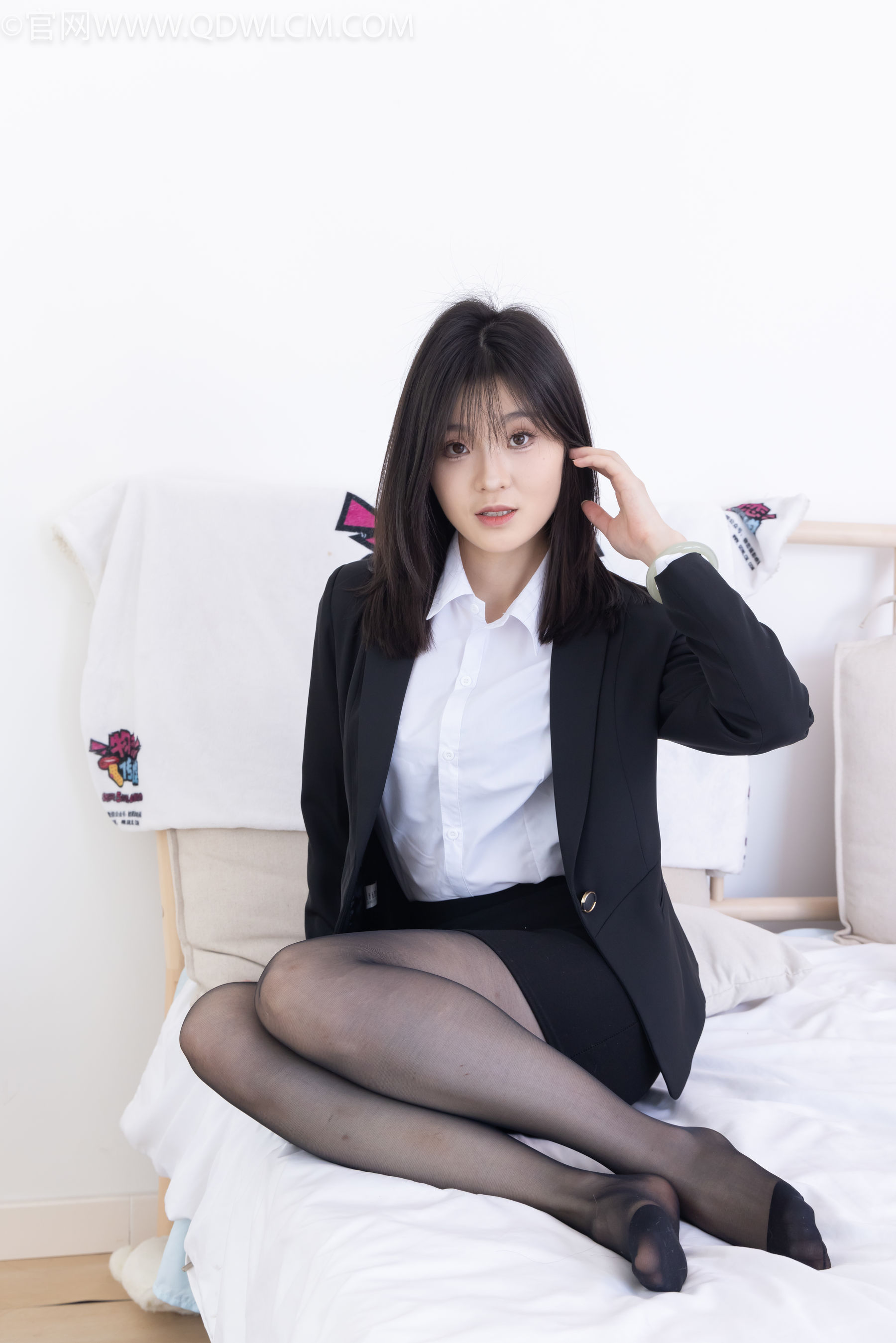 物恋传媒 No.2306 青柠 - 高跟长靴、薄黑丝、ol制服/(260P)