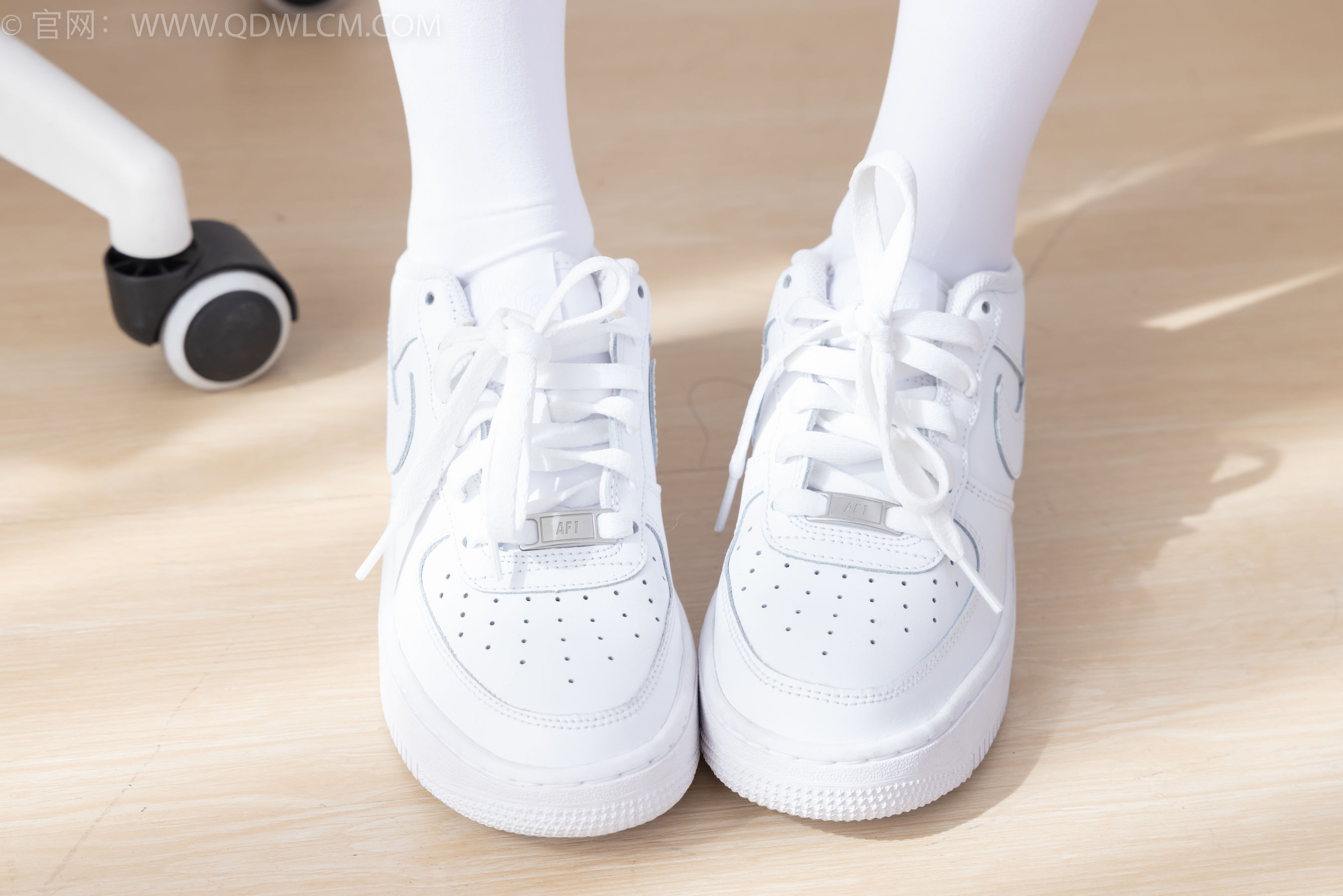 物恋传媒 No.2317 闪闪 - 板鞋、厚白丝、jk制服/(160P)