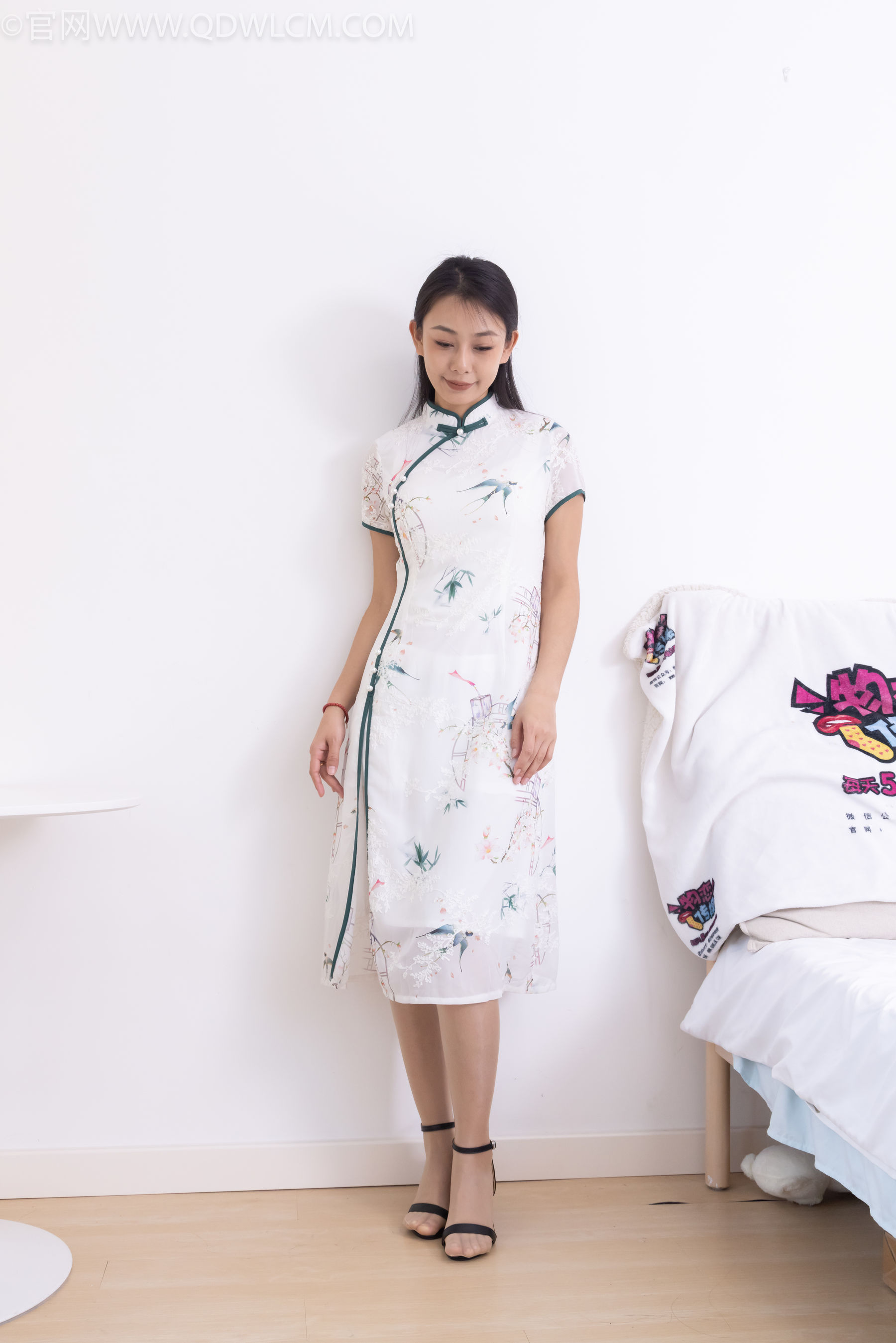 物恋传媒 No.2321 岚岚 - 高跟凉鞋、薄肉丝、抹婴儿油以及踩香蕉剧情/(160P)