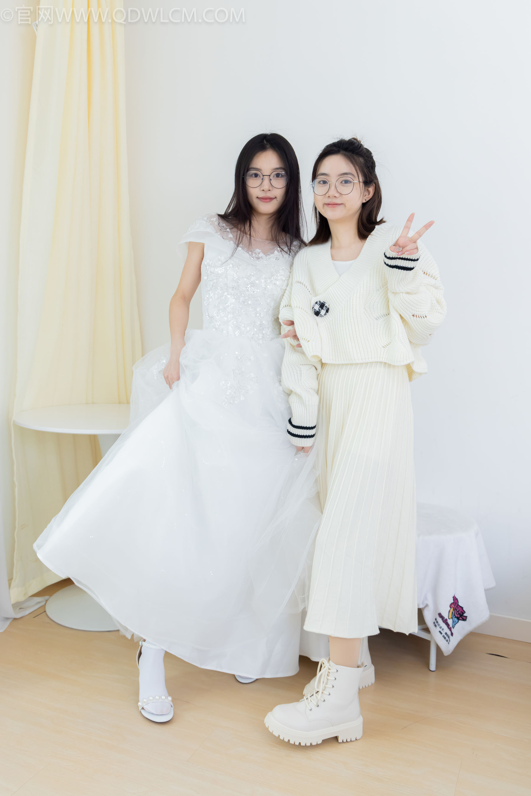 物恋传媒 No.2308 茯苓&欢欢 - 高跟鞋、马丁靴、厚白丝、厚肉丝、瑜伽动作、婚纱/(154P)