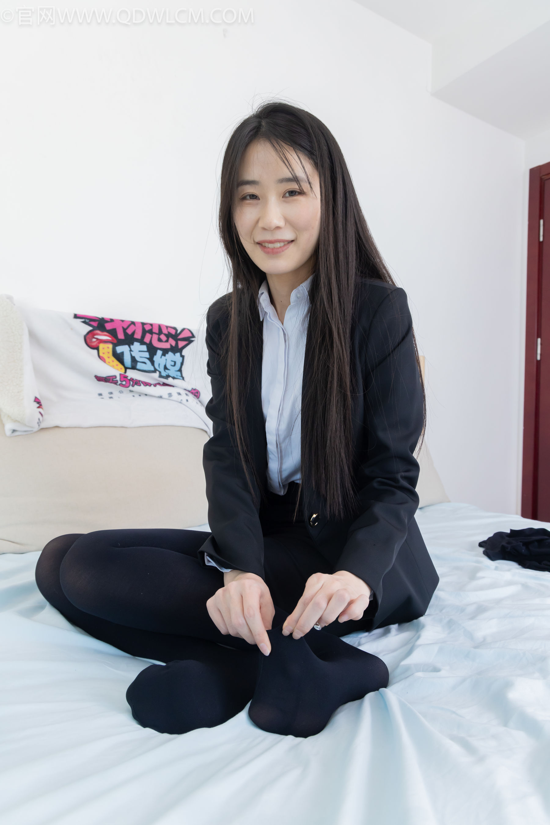 物恋传媒 No.2318 菜菜 - OL制服、高跟鞋、三双厚黑丝叠穿、袜腰展示/(177P)