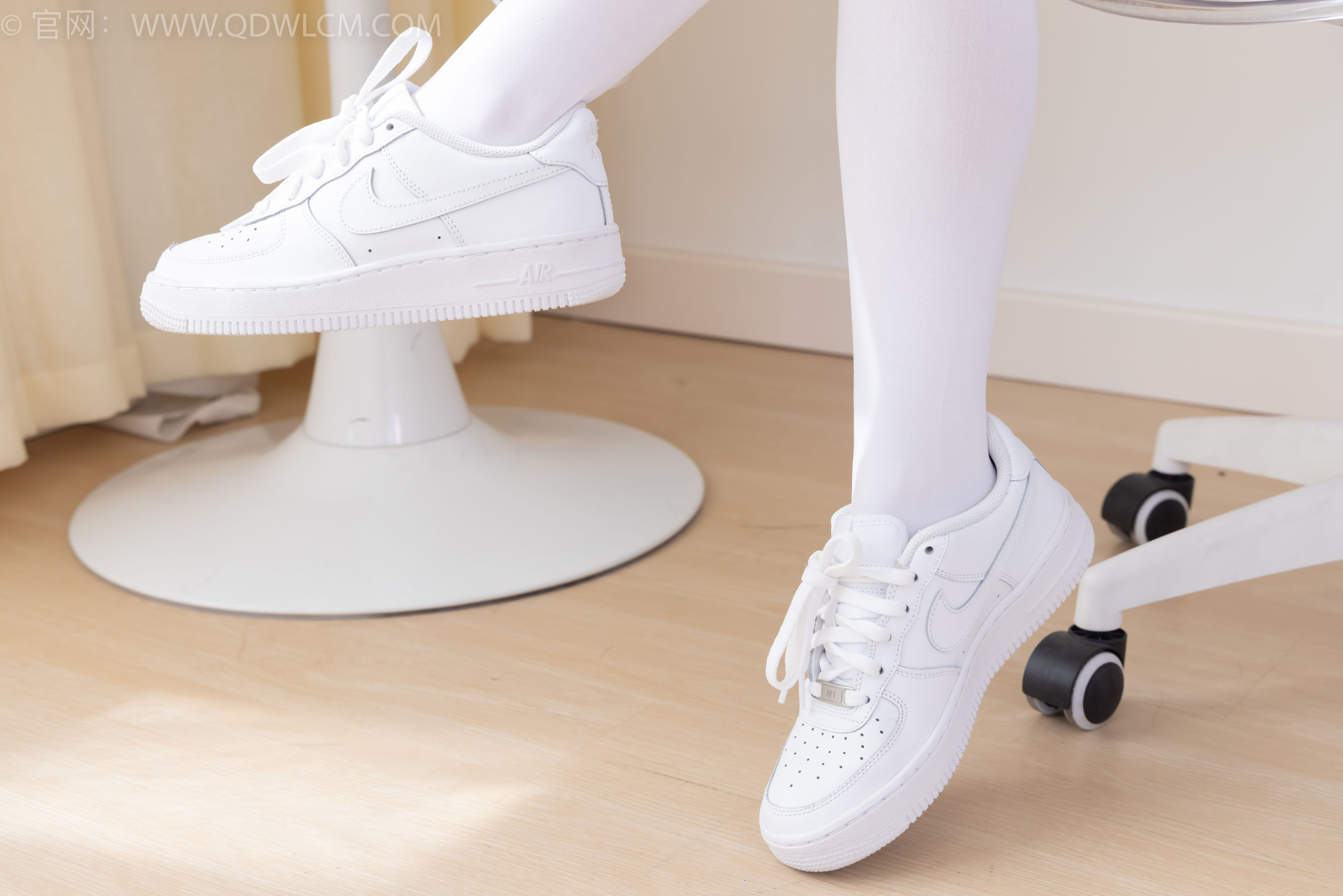 物恋传媒 No.2317 闪闪 - 板鞋、厚白丝、jk制服/(160P)