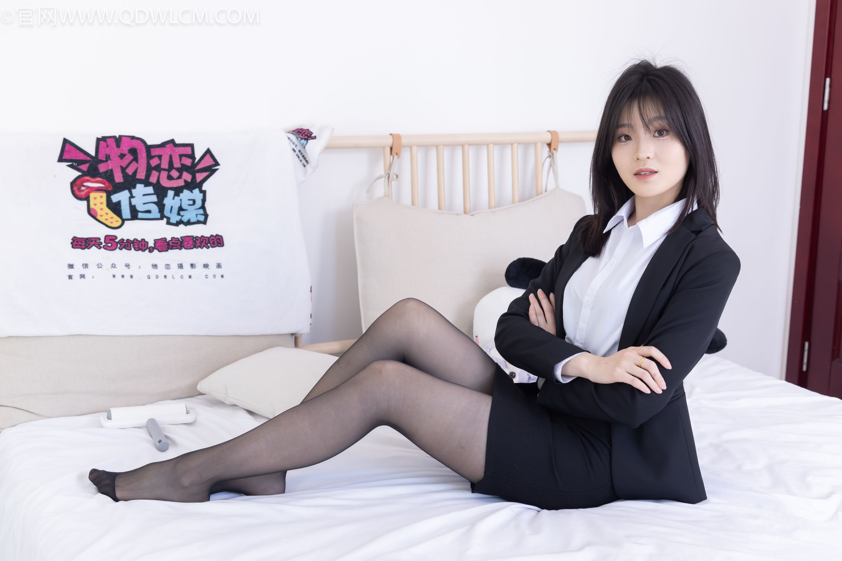 物恋传媒 No.2306 青柠 - 高跟长靴、薄黑丝、ol制服/(260P)