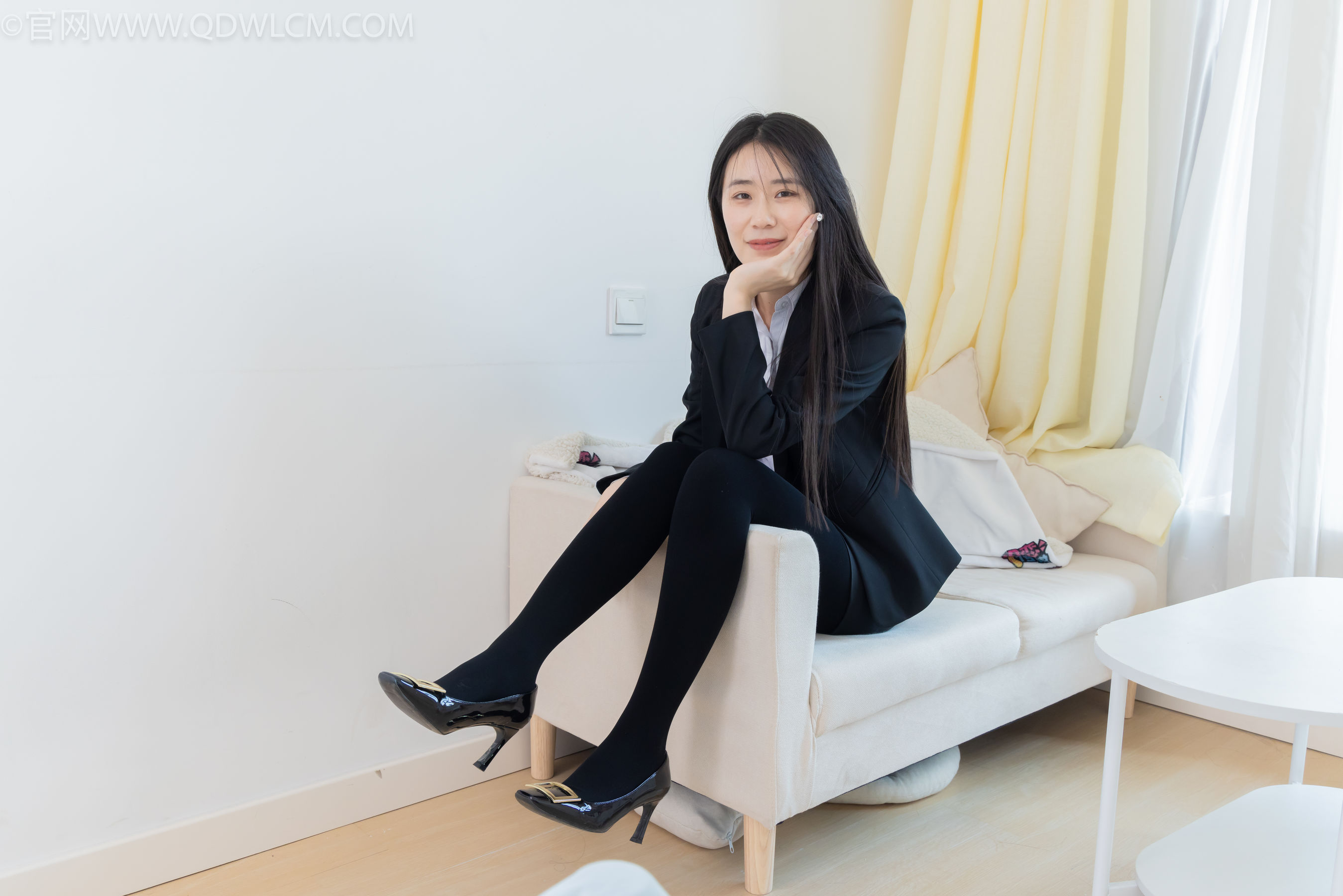 物恋传媒 No.2318 菜菜 - OL制服、高跟鞋、三双厚黑丝叠穿、袜腰展示/(177P)