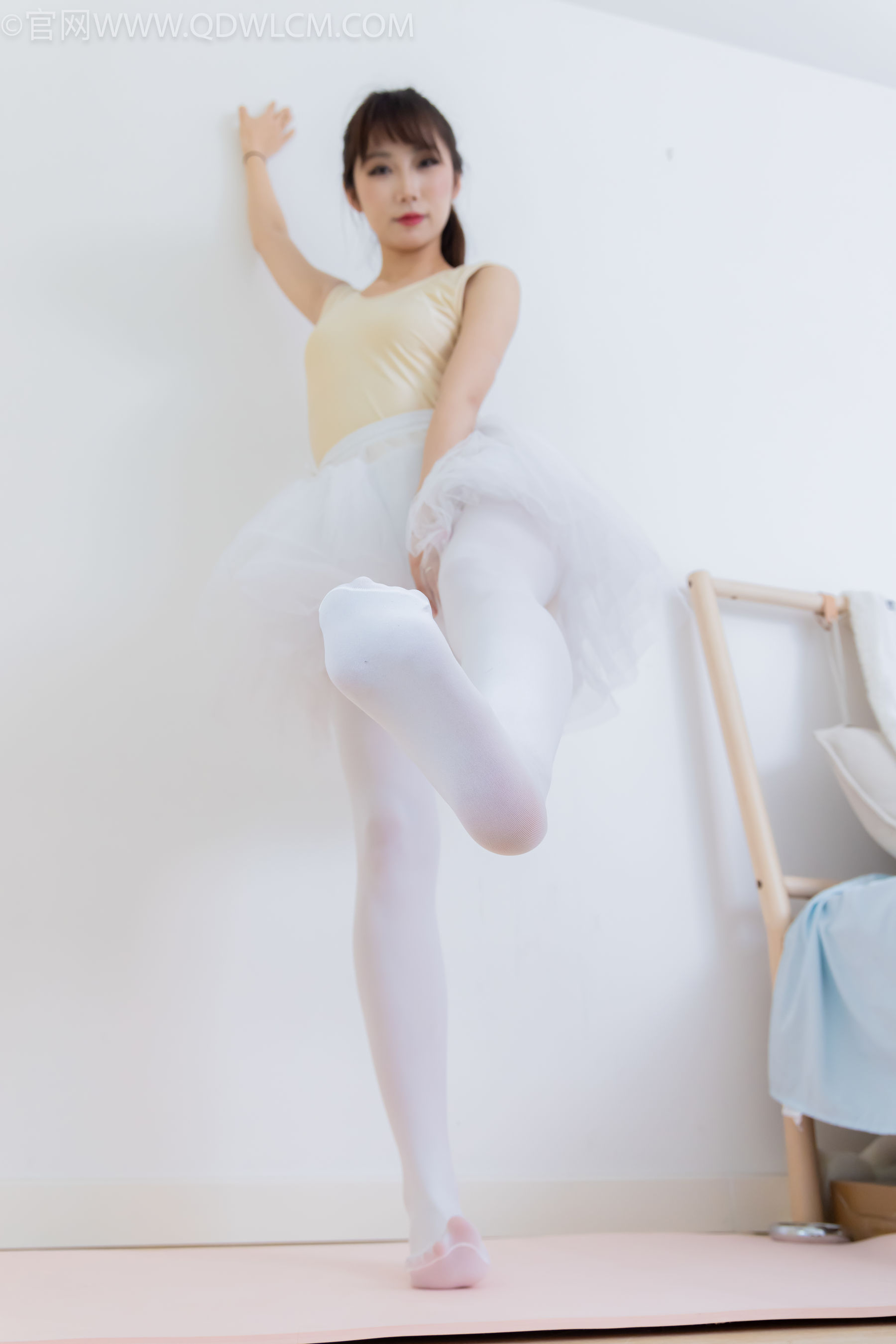 物恋传媒 No.2307 泡泡 - 芭蕾鞋、厚白丝、芭蕾动作、皮筋绑脚剧情/(166P)