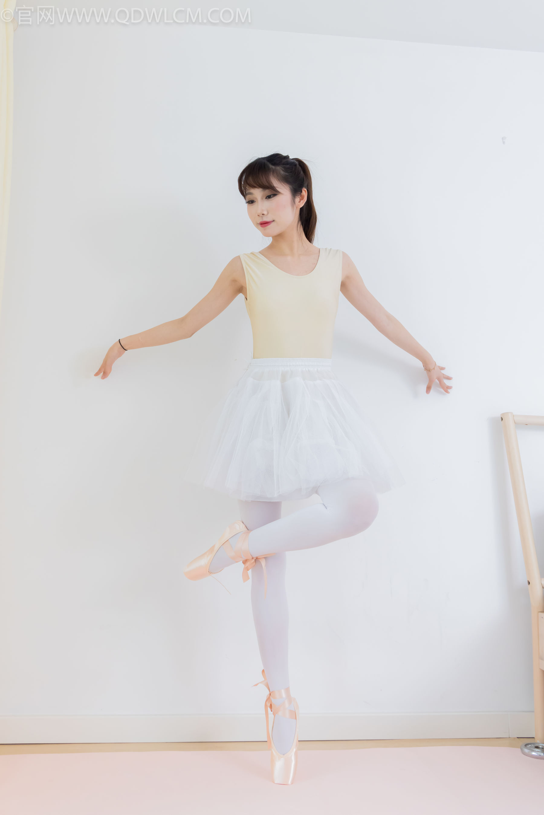 物恋传媒 No.2307 泡泡 - 芭蕾鞋、厚白丝、芭蕾动作、皮筋绑脚剧情/(166P)