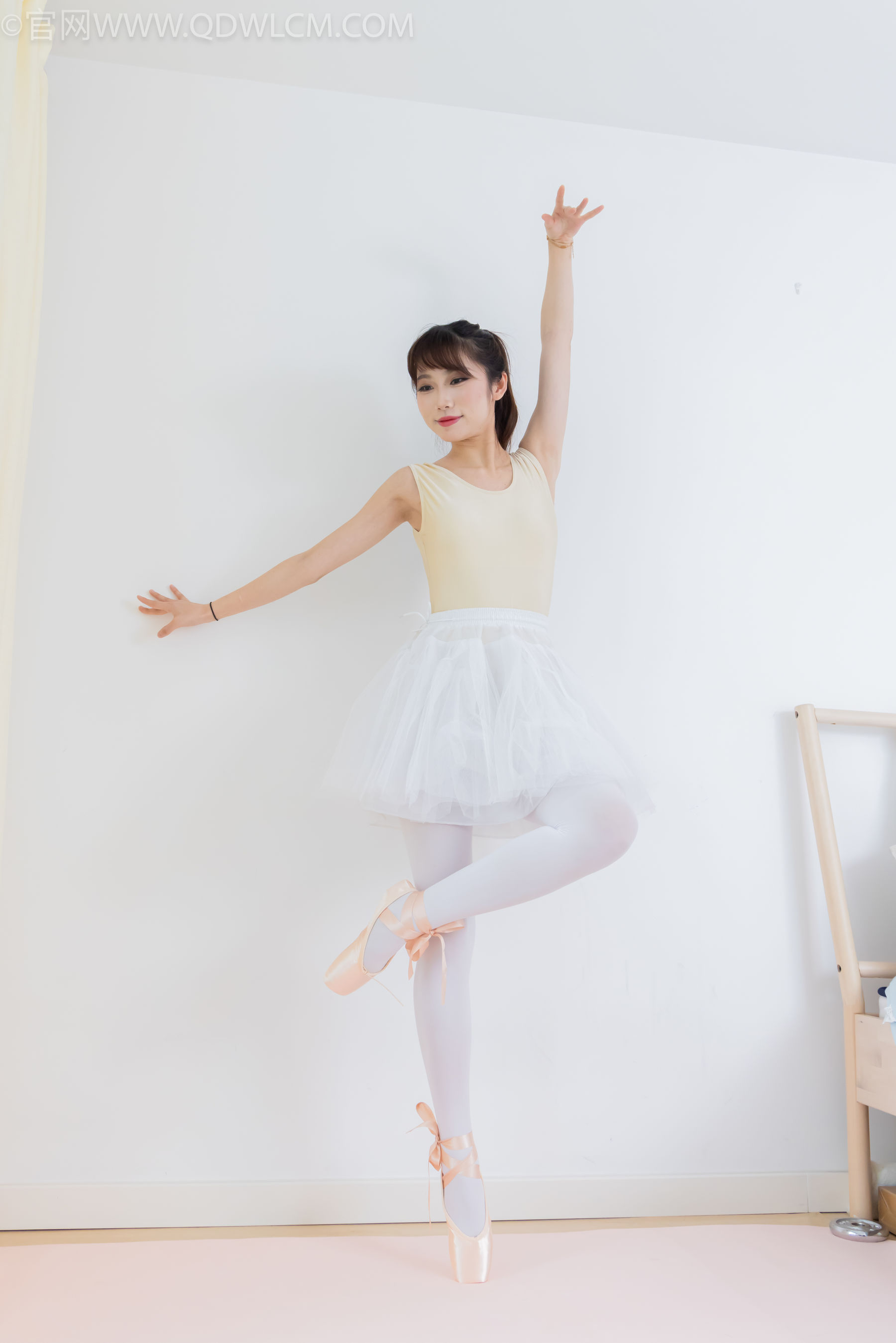 物恋传媒 No.2307 泡泡 - 芭蕾鞋、厚白丝、芭蕾动作、皮筋绑脚剧情/(166P)