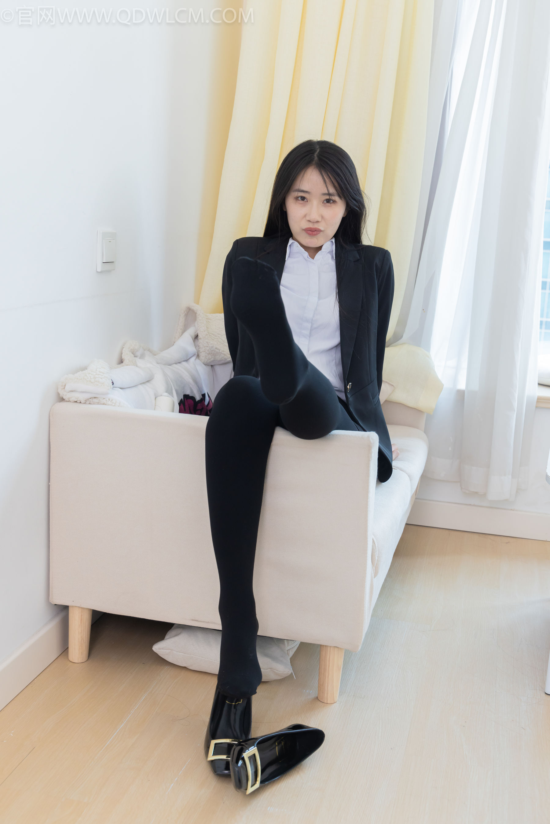 物恋传媒 No.2318 菜菜 - OL制服、高跟鞋、三双厚黑丝叠穿、袜腰展示/(177P)