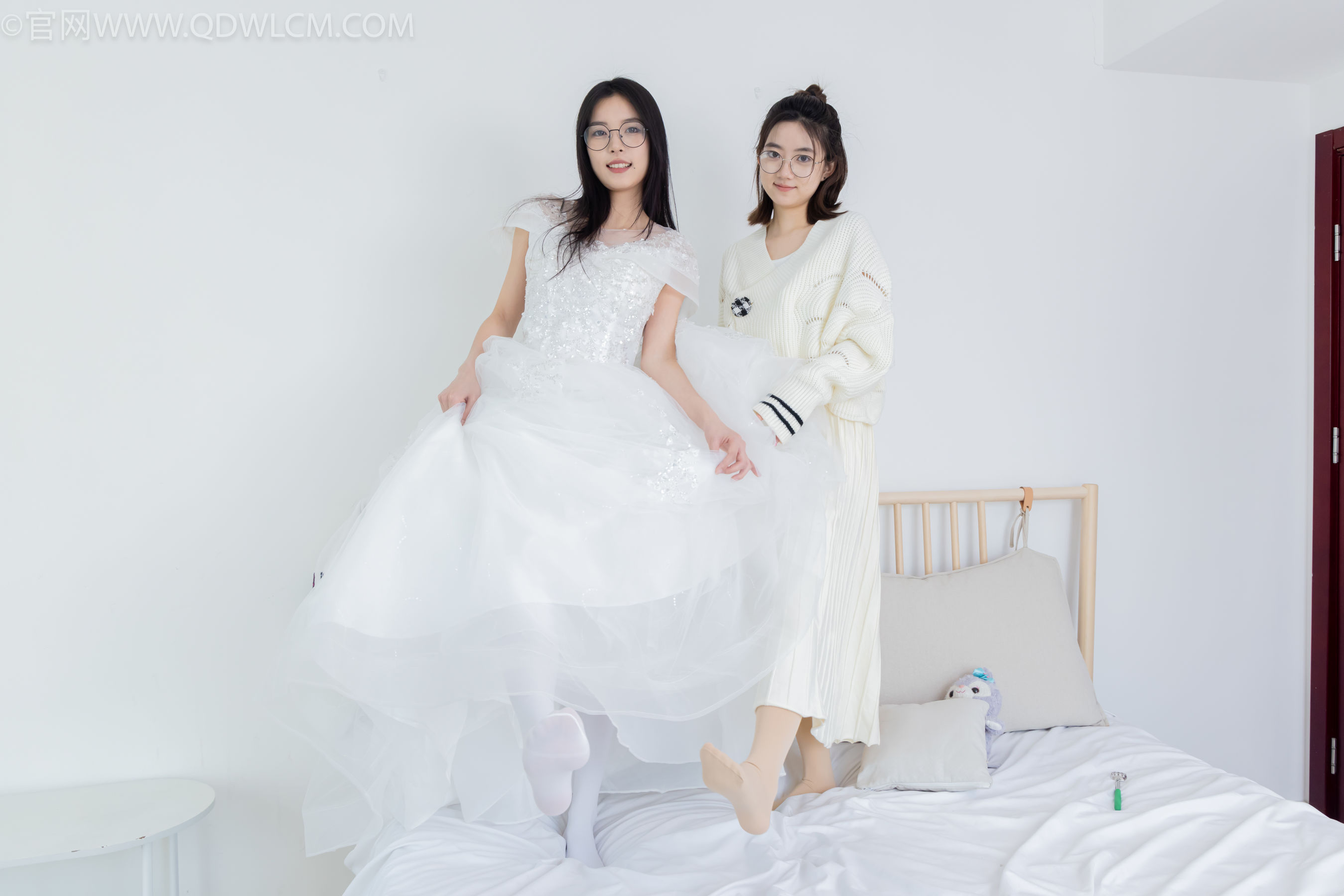 物恋传媒 No.2308 茯苓&欢欢 - 高跟鞋、马丁靴、厚白丝、厚肉丝、瑜伽动作、婚纱/(154P)