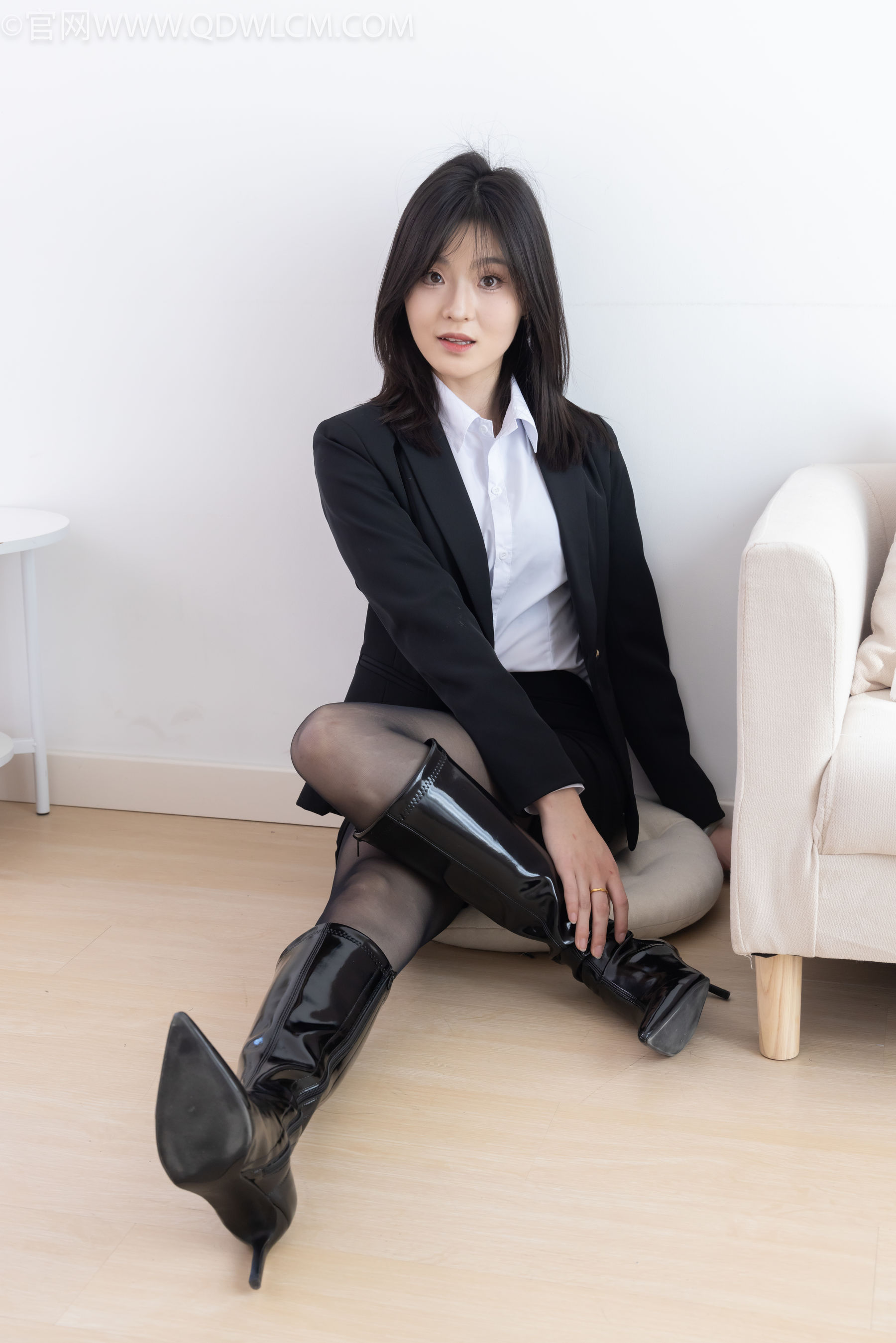 物恋传媒 No.2306 青柠 - 高跟长靴、薄黑丝、ol制服/(260P)