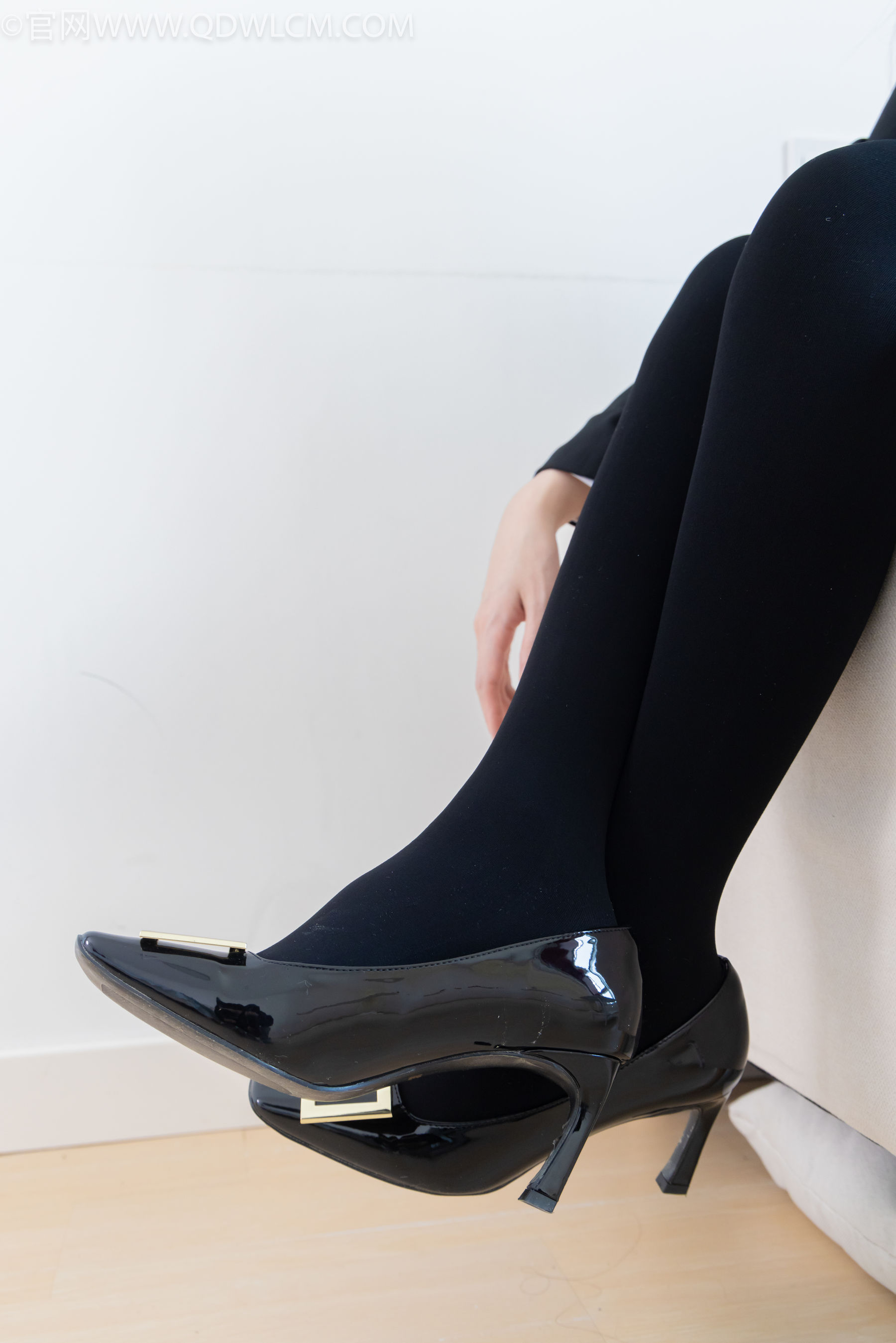 物恋传媒 No.2318 菜菜 - OL制服、高跟鞋、三双厚黑丝叠穿、袜腰展示/(177P)