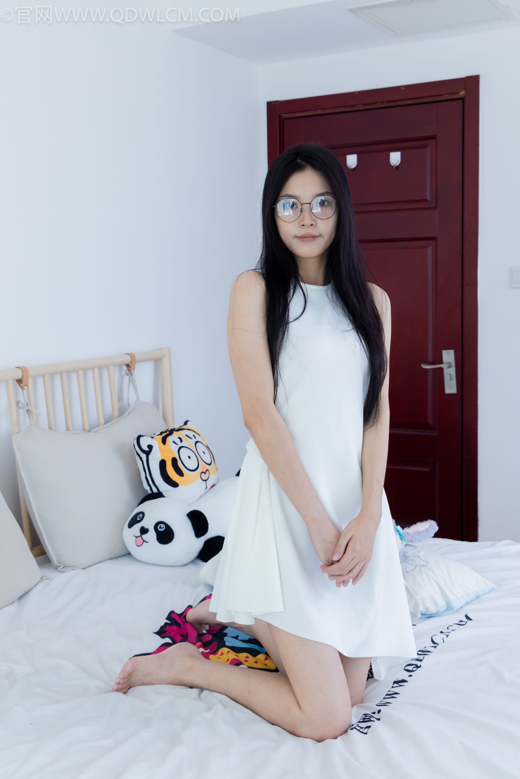 物恋传媒 No.2320 茯苓 - 凉鞋、薄肉丝、裸足、皮筋绑脚以及挠脚心剧情/(159P)