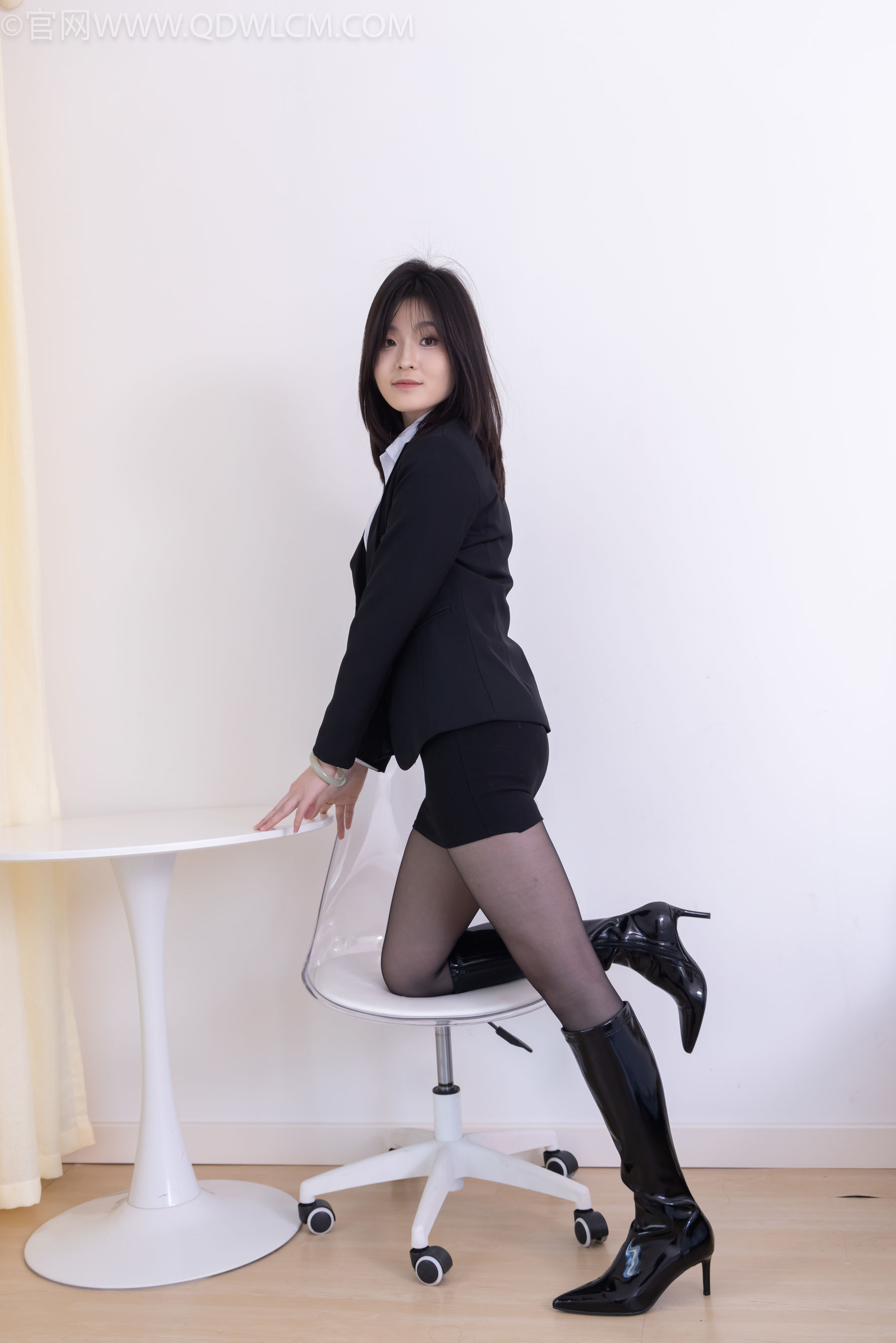 物恋传媒 No.2306 青柠 - 高跟长靴、薄黑丝、ol制服/(260P)