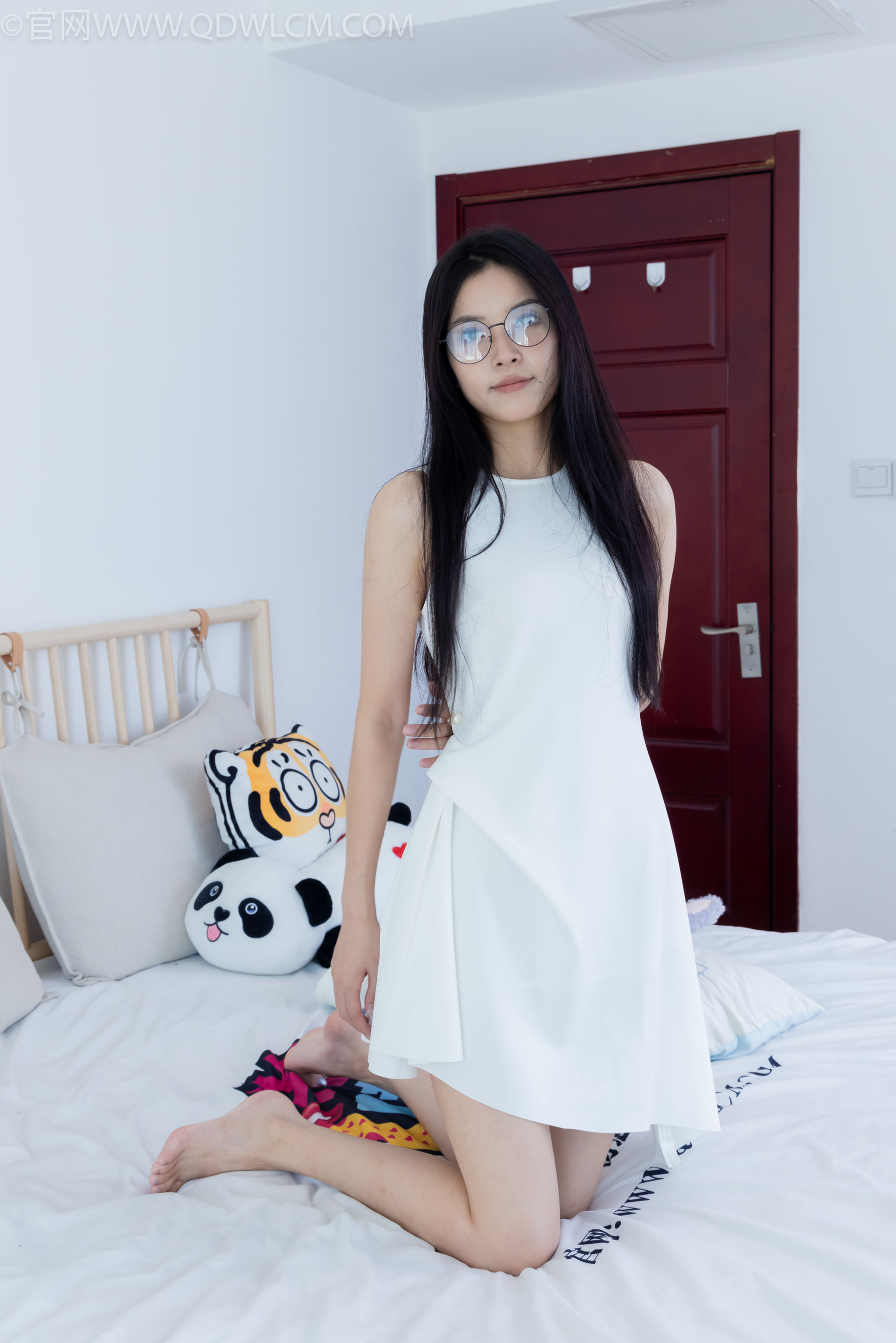 物恋传媒 No.2320 茯苓 - 凉鞋、薄肉丝、裸足、皮筋绑脚以及挠脚心剧情/(159P)