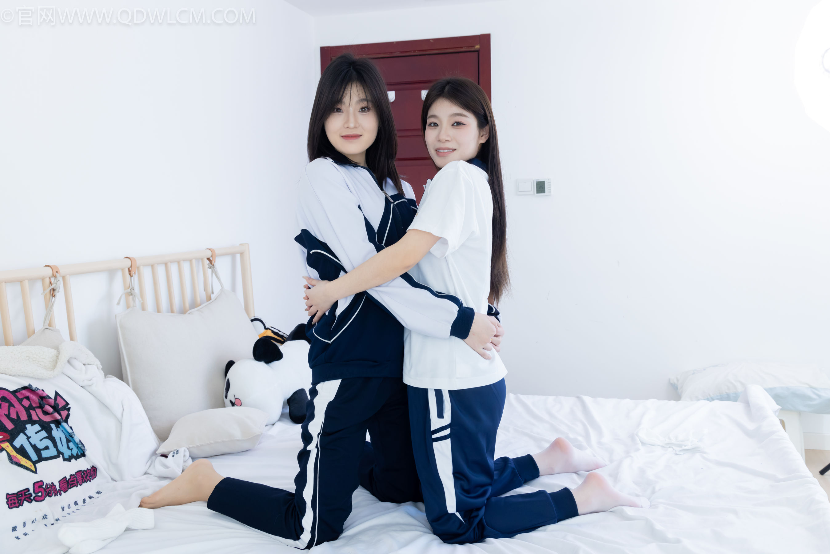 物恋传媒 No.2322 闪闪&青柠 - 帆布鞋、白棉袜、青柠薄肉丝、闪闪薄白丝/(168P)