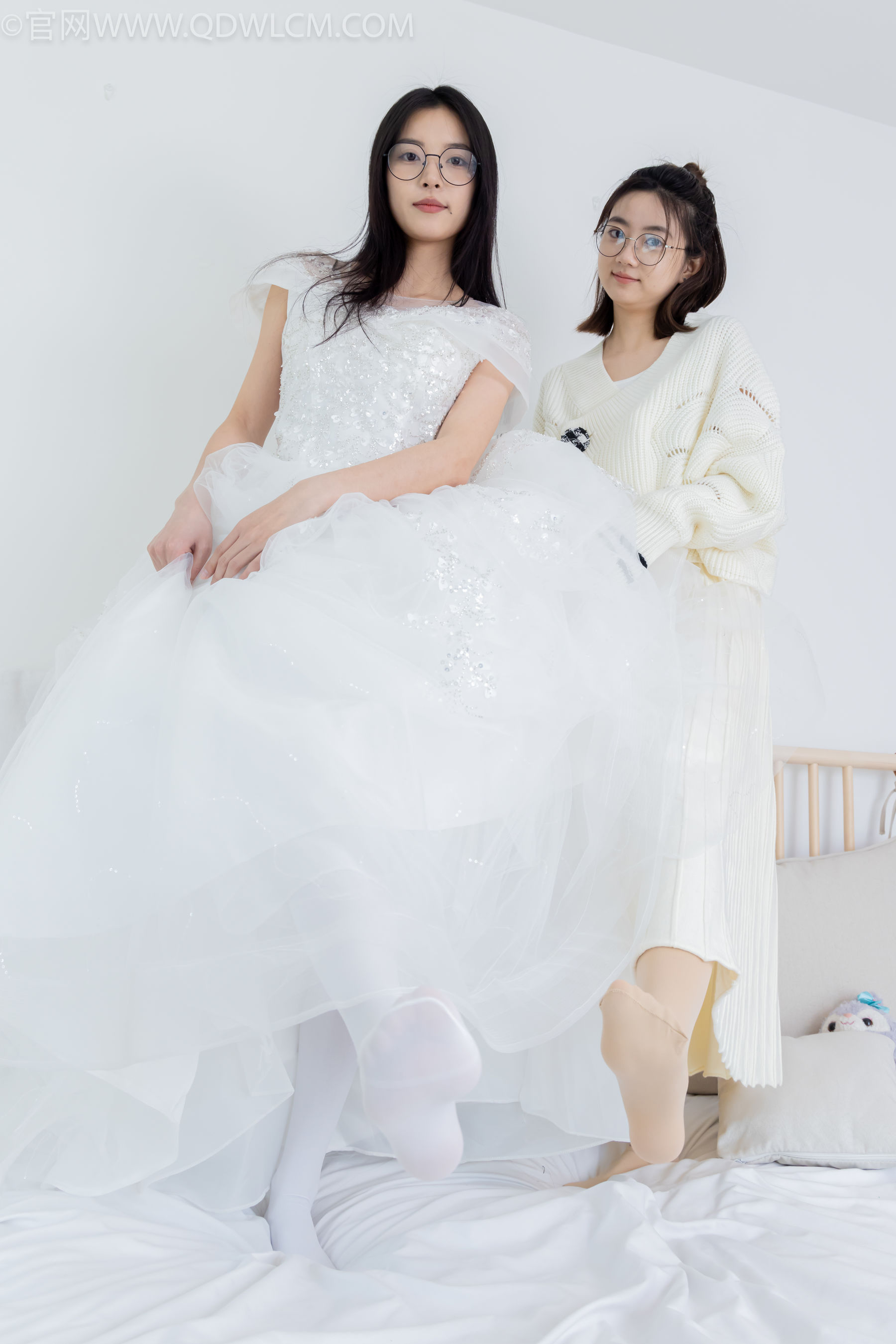 物恋传媒 No.2308 茯苓&欢欢 - 高跟鞋、马丁靴、厚白丝、厚肉丝、瑜伽动作、婚纱/(154P)