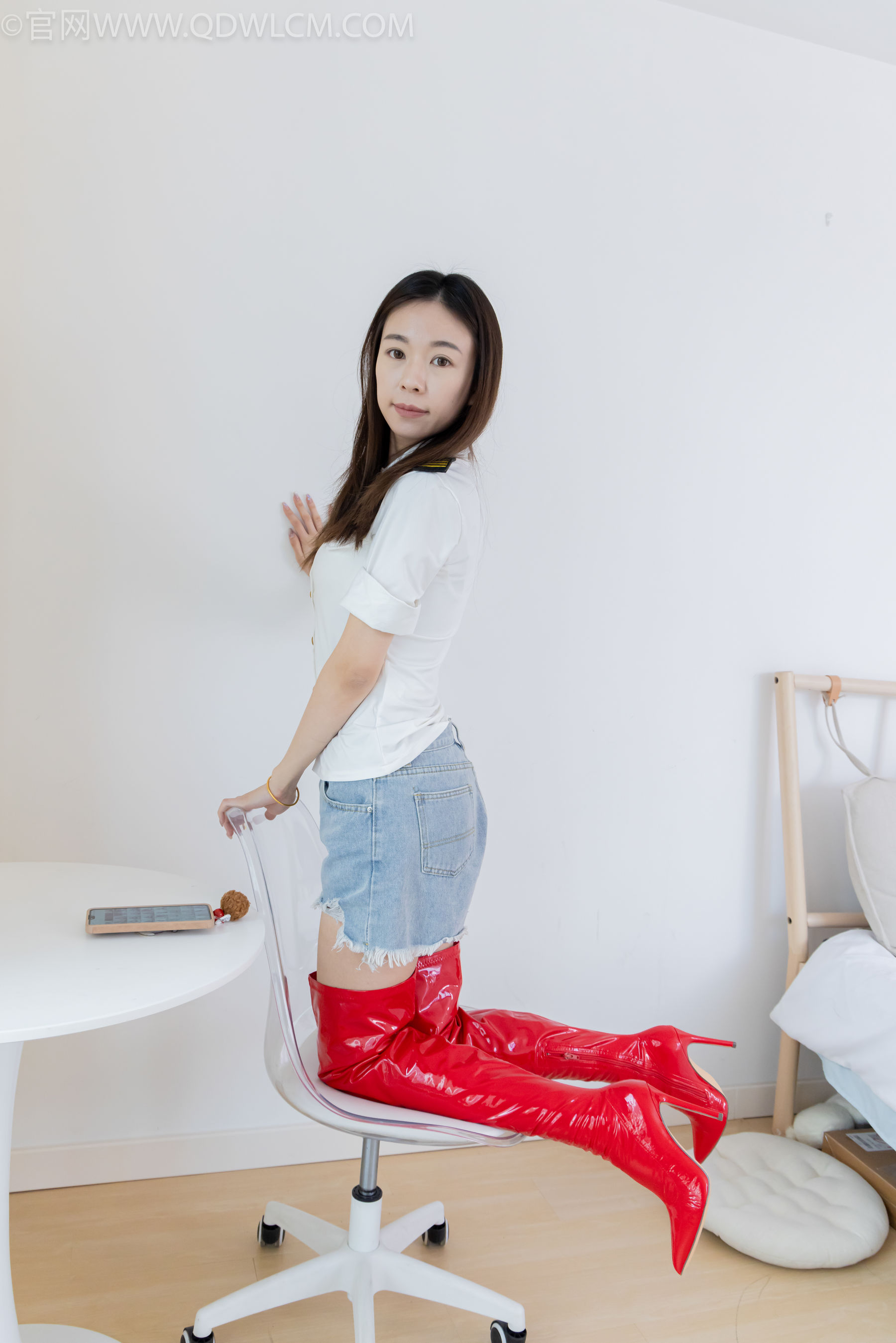 物恋传媒 No.2309 婷婷 - 高跟长靴、白棉袜、裸足/(173P)