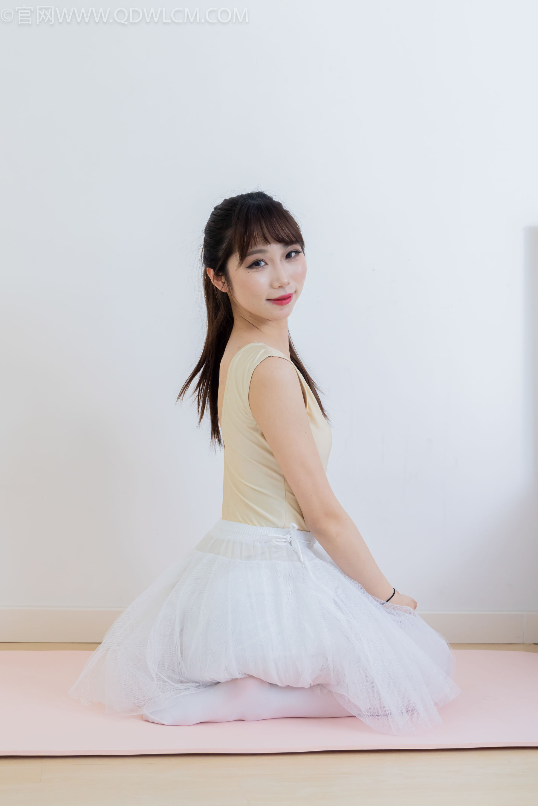 物恋传媒 No.2307 泡泡 - 芭蕾鞋、厚白丝、芭蕾动作、皮筋绑脚剧情/(166P)