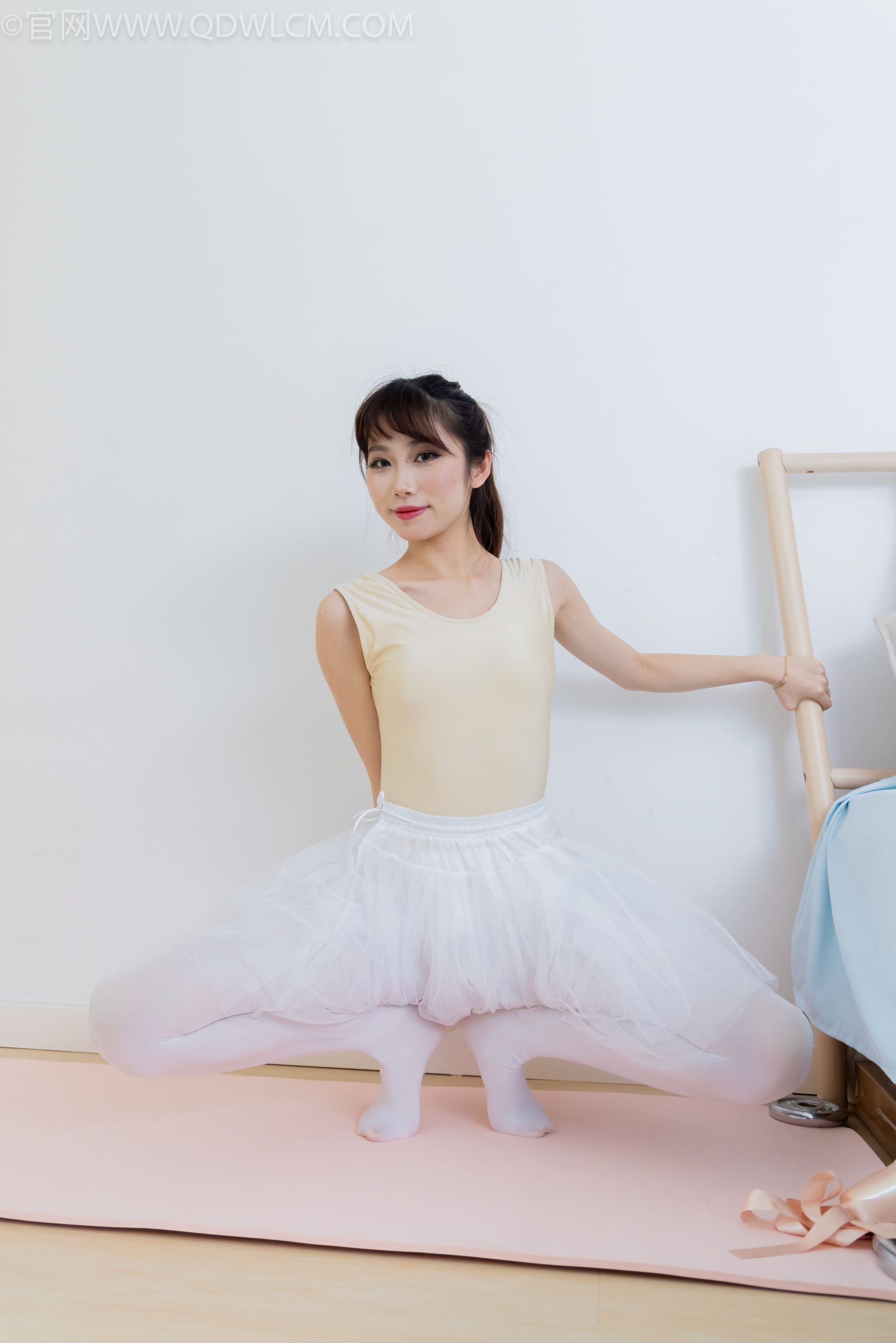 物恋传媒 No.2307 泡泡 - 芭蕾鞋、厚白丝、芭蕾动作、皮筋绑脚剧情/(166P)