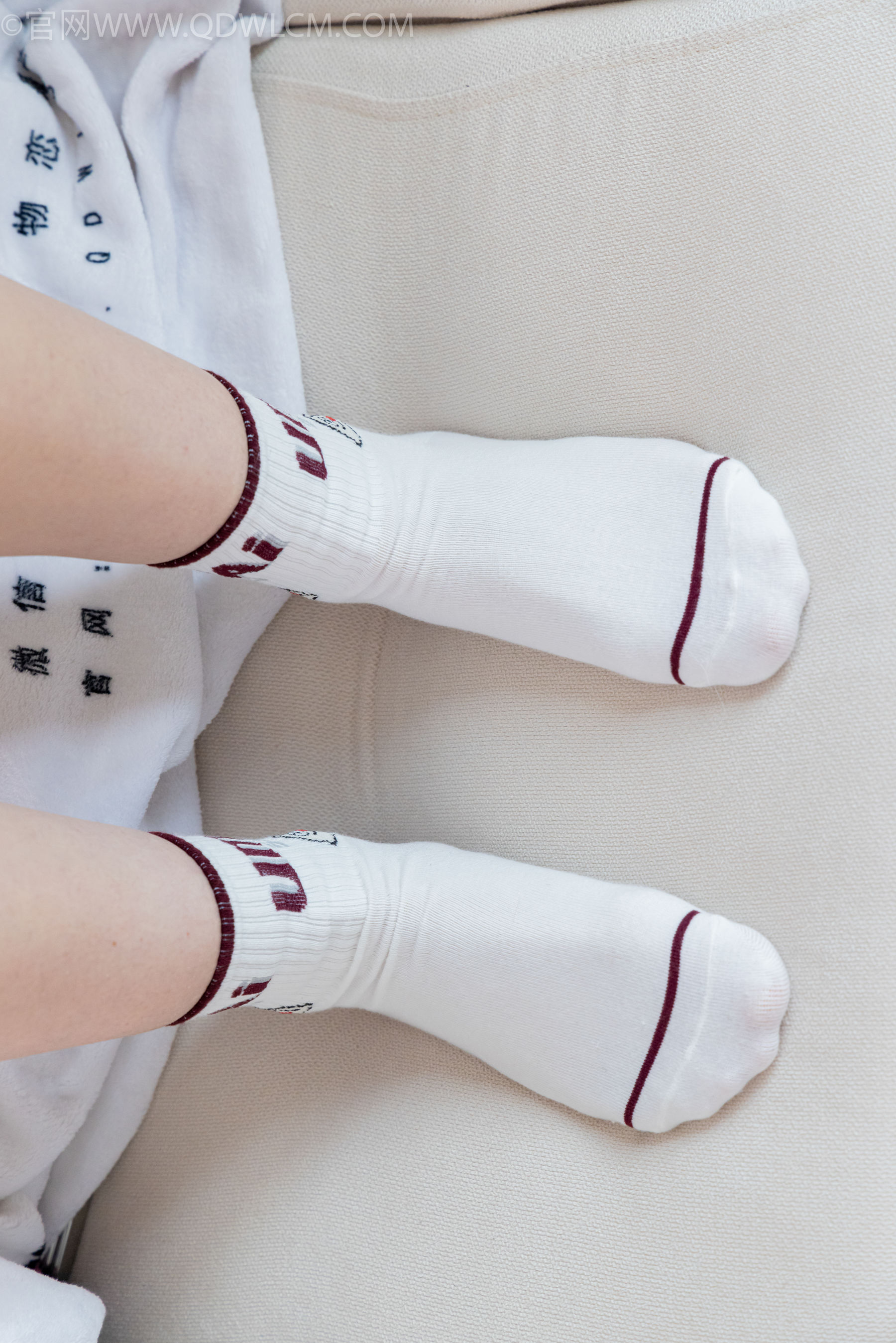 物恋传媒 No.2309 婷婷 - 高跟长靴、白棉袜、裸足/(173P)