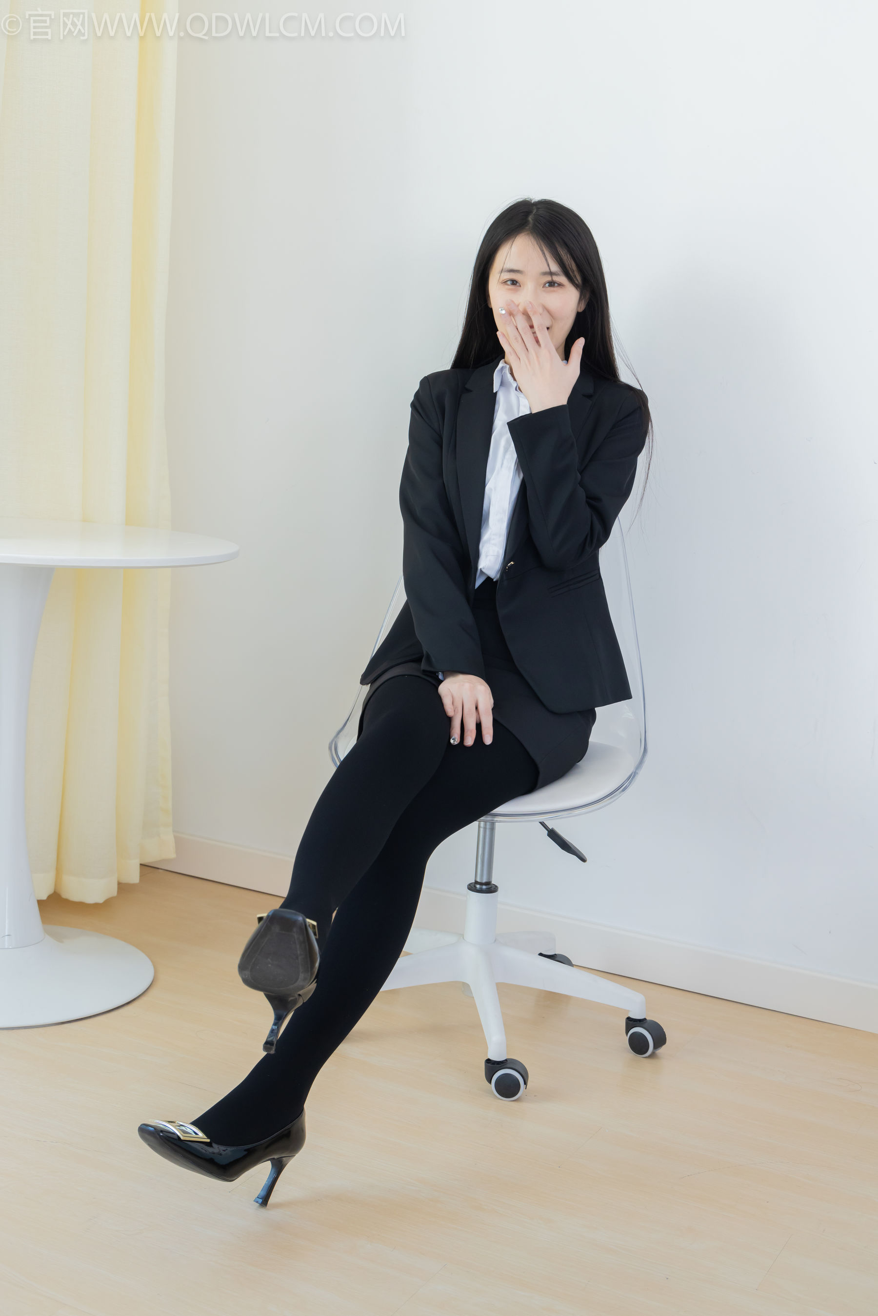 物恋传媒 No.2318 菜菜 - OL制服、高跟鞋、三双厚黑丝叠穿、袜腰展示/(177P)