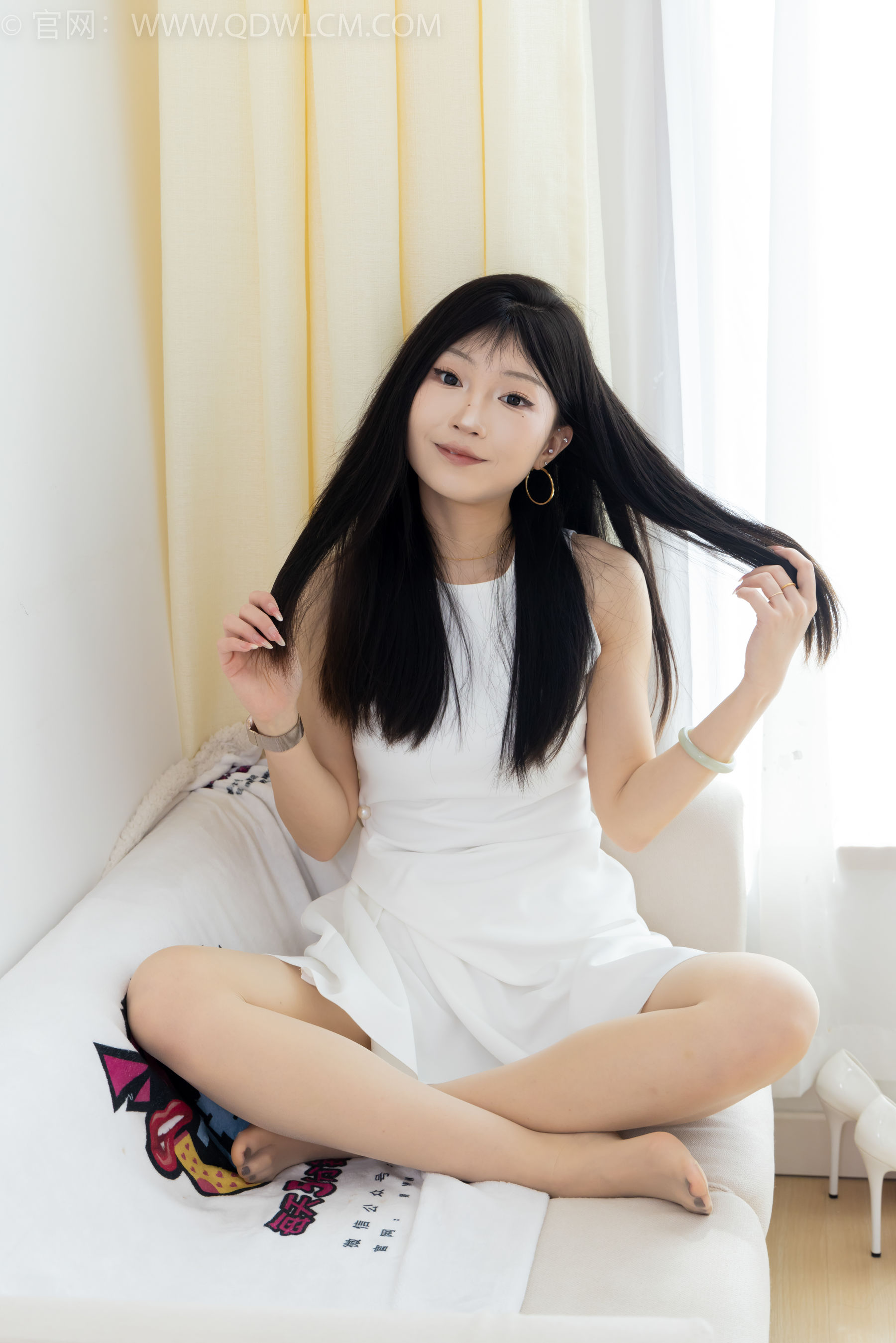 物恋传媒 No.2311 嘟嘟 - 高跟鞋、薄肉丝、气垫梳老头乐挠脚剧情/(170P)