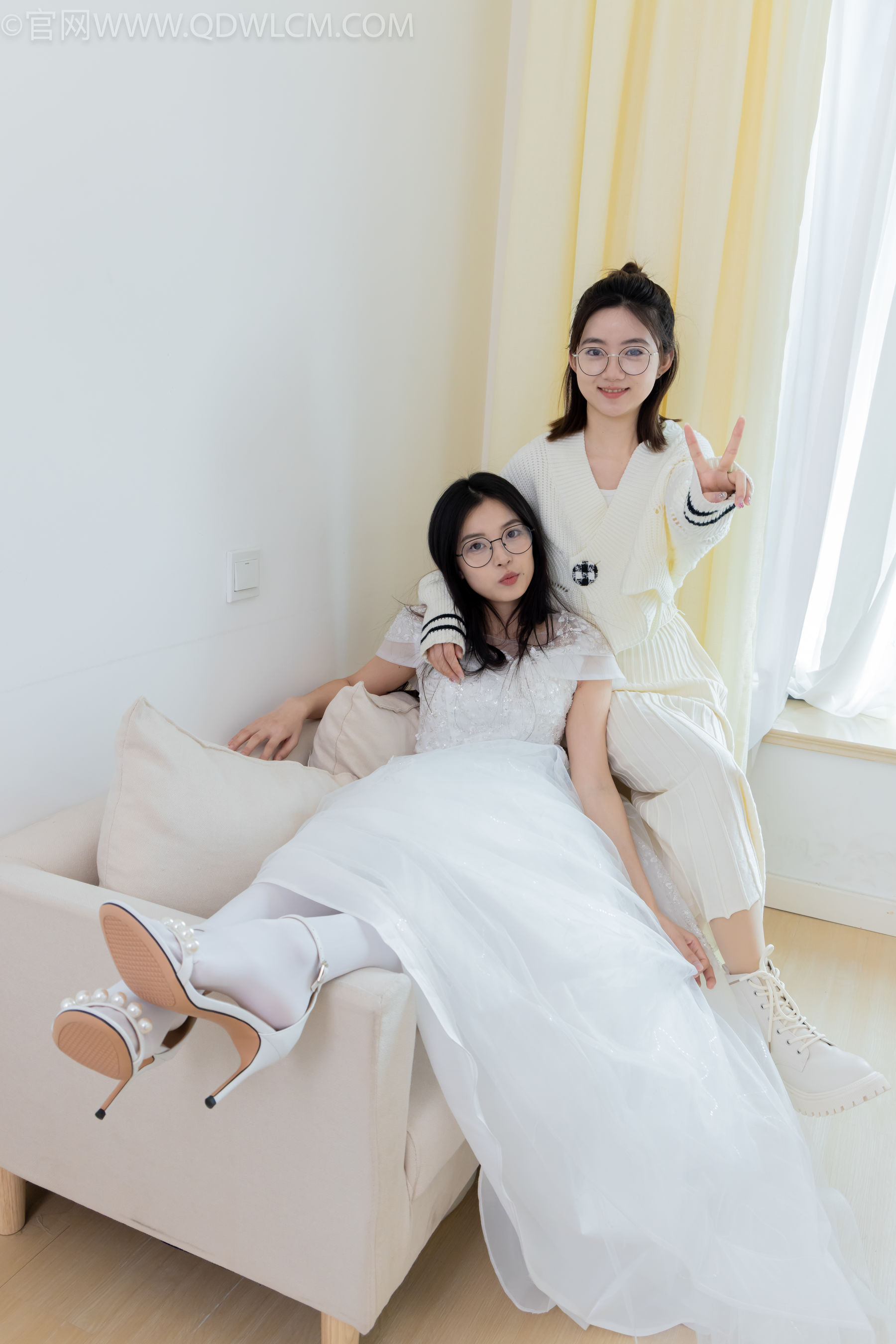 物恋传媒 No.2308 茯苓&欢欢 - 高跟鞋、马丁靴、厚白丝、厚肉丝、瑜伽动作、婚纱/(154P)