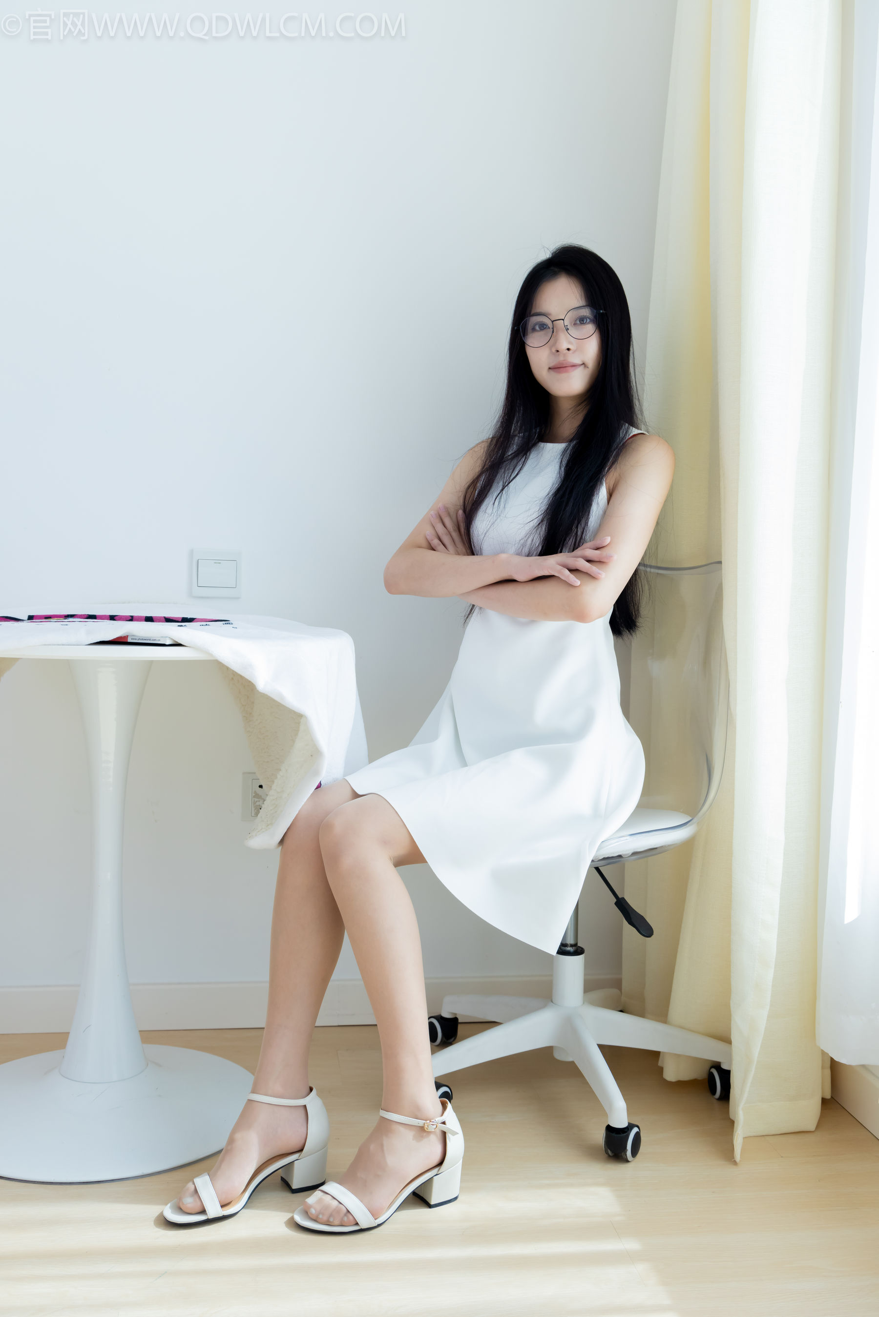 物恋传媒 No.2320 茯苓 - 凉鞋、薄肉丝、裸足、皮筋绑脚以及挠脚心剧情/(159P)