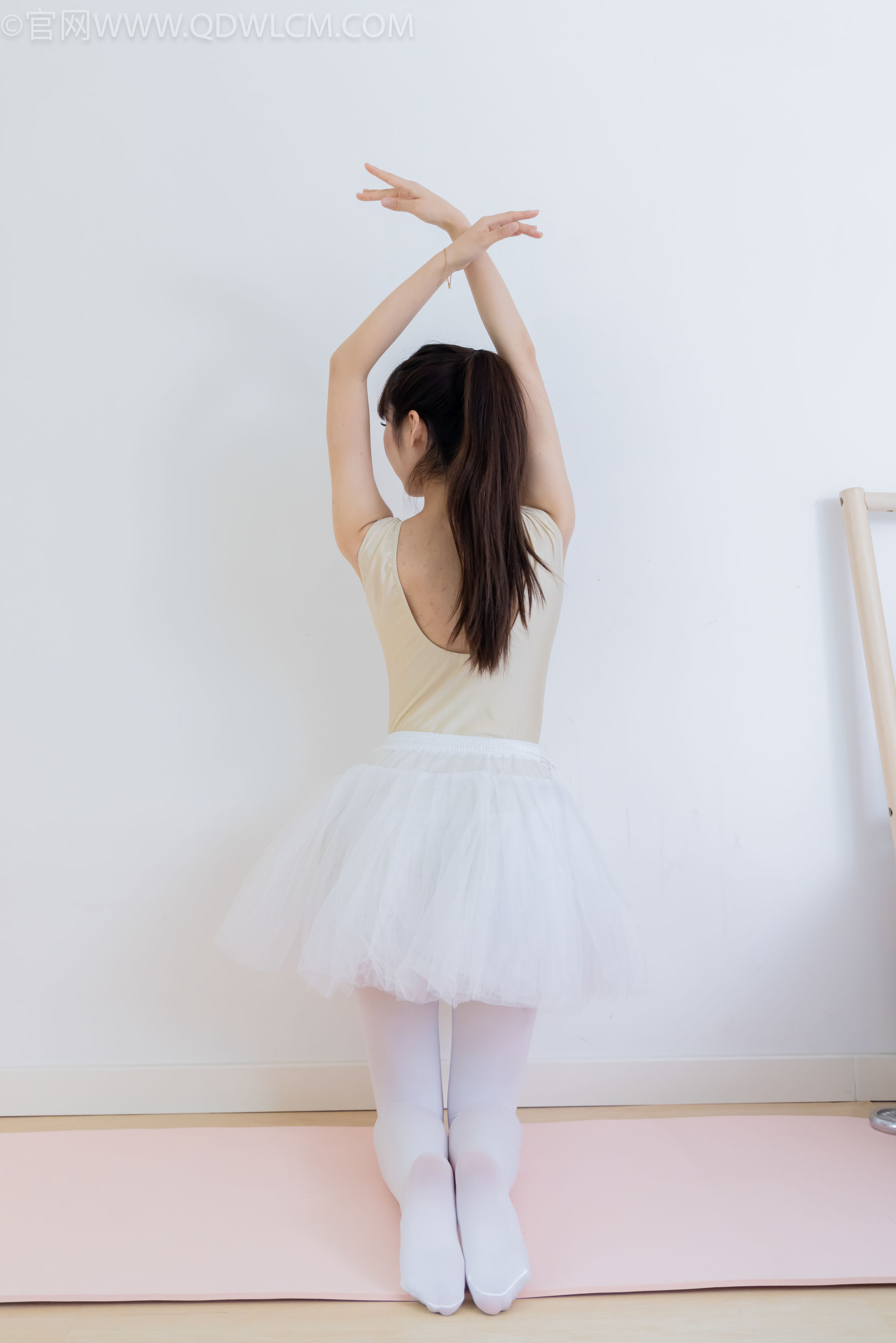 物恋传媒 No.2307 泡泡 - 芭蕾鞋、厚白丝、芭蕾动作、皮筋绑脚剧情/(166P)