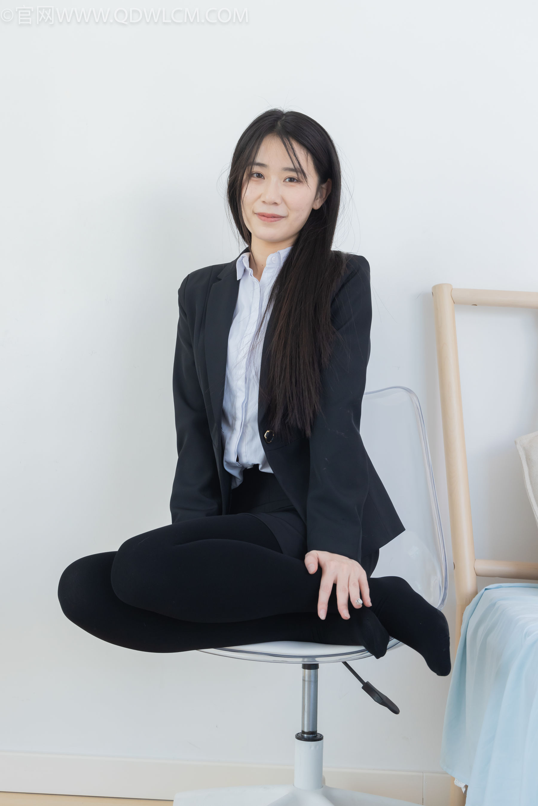 物恋传媒 No.2318 菜菜 - OL制服、高跟鞋、三双厚黑丝叠穿、袜腰展示/(177P)